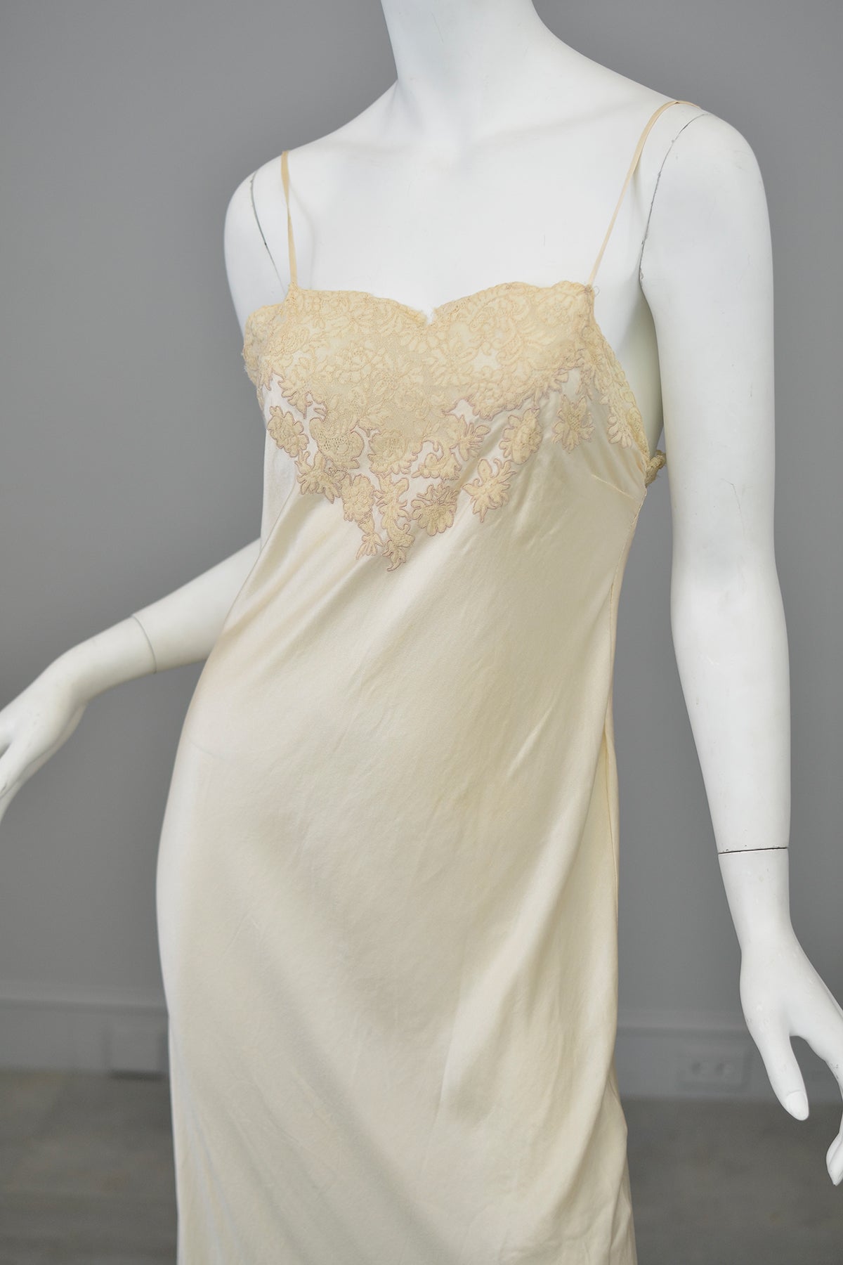 1930s Cream Silk Satin Lingerie Lace Bodice Bias Cut Negligee Gown