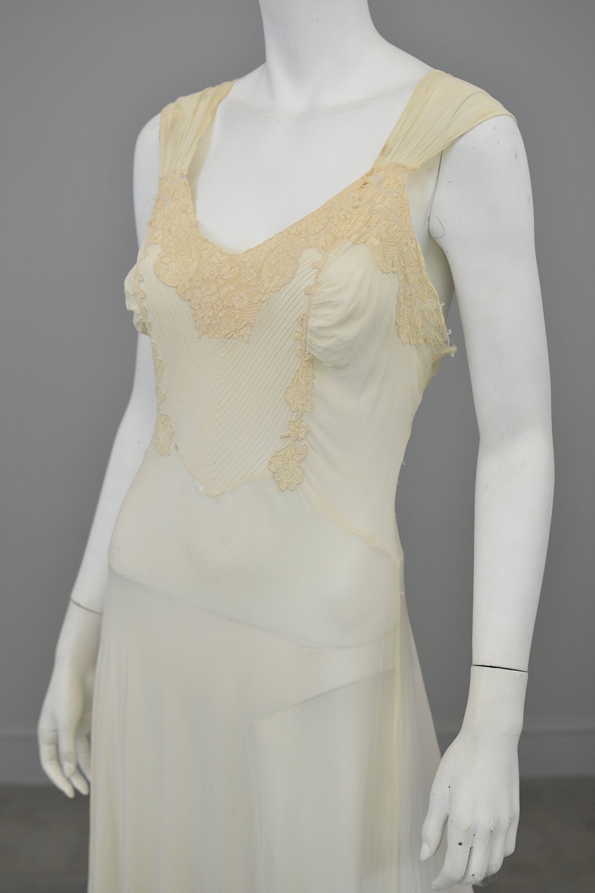 1930s Bias Cut Lace Trim Elegant Hollywood Glam Negligee Gown