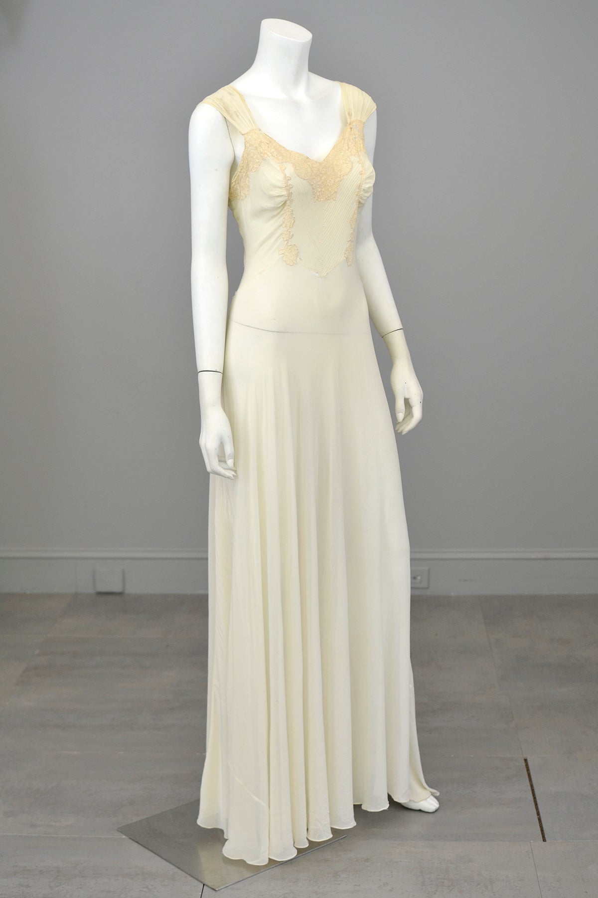 1930s Bias Cut Lace Trim Elegant Hollywood Glam Negligee Gown 1930s Bias Cut Lace Trim Elegant Hollywood Glam Negligee Gown