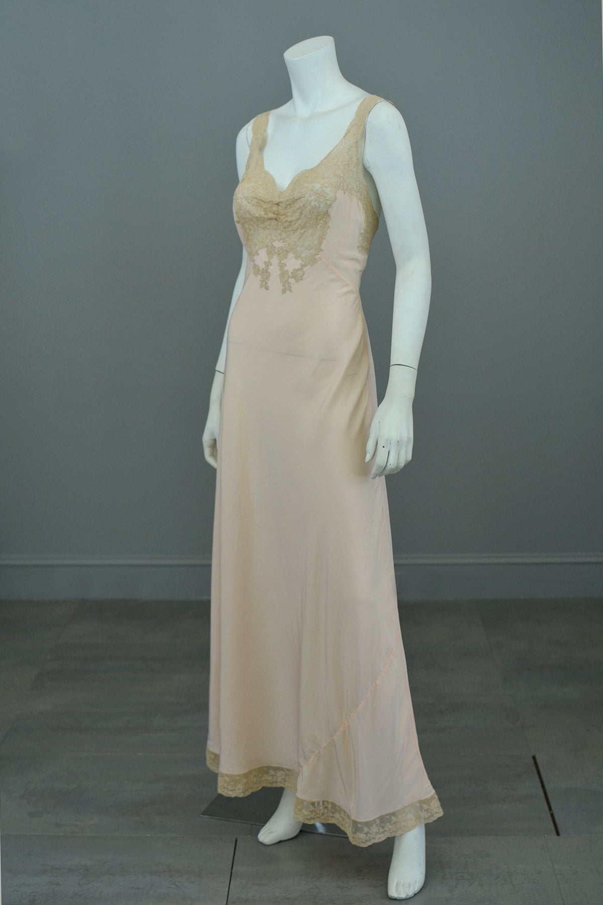 1930s Pure Peach Silk with Ecru Lace Bodice Hollywood Glam Slip Dress | VintageVirtuosa 1930s Pure Peach Silk with Ecru Lace Bodice Hollywood Glam Slip Dress | VintageVirtuosa