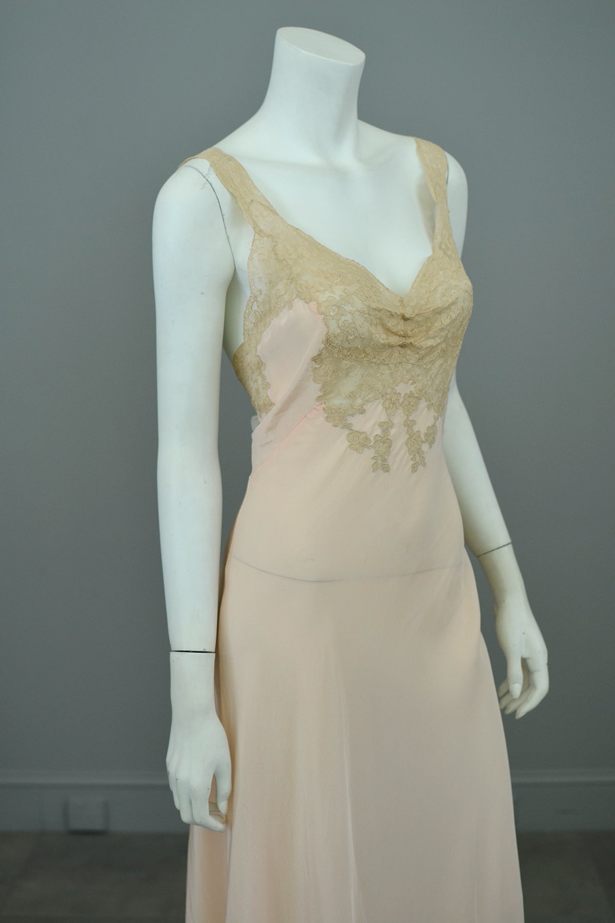 1930s Pure Peach Silk with Ecru Lace Bodice Hollywood Glam Slip Dress | VintageVirtuosa 1930s Pure Peach Silk with Ecru Lace Bodice Hollywood Glam Slip Dress | VintageVirtuosa