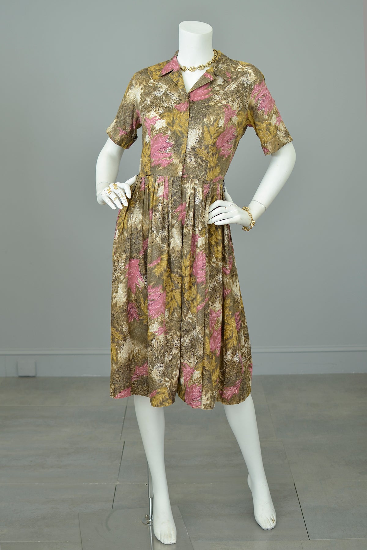 1950s Taupe Gold Pink Feathery Leaf Novelty Print Shirtwaist Dress | VintageVirtuosa 1950s Taupe Gold Pink Feathery Leaf Novelty Print Shirtwaist Dress | VintageVirtuosa