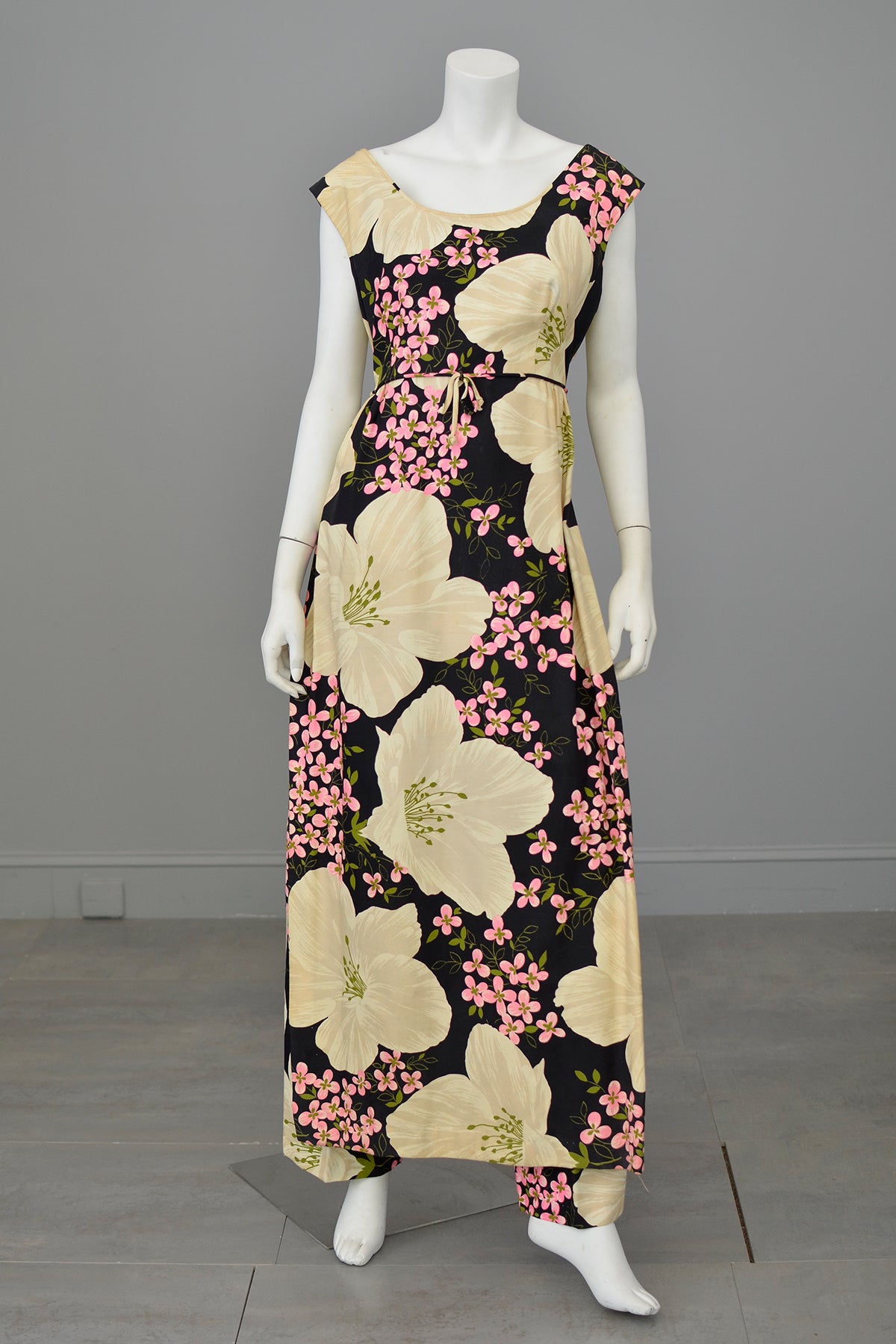 1960s Two Piece Dress Hawaiian Hibiscus Floral Print Tunic and Pants H | VintageVirtuosa 1960s Two Piece Dress Hawaiian Hibiscus Floral Print Tunic and Pants H | VintageVirtuosa