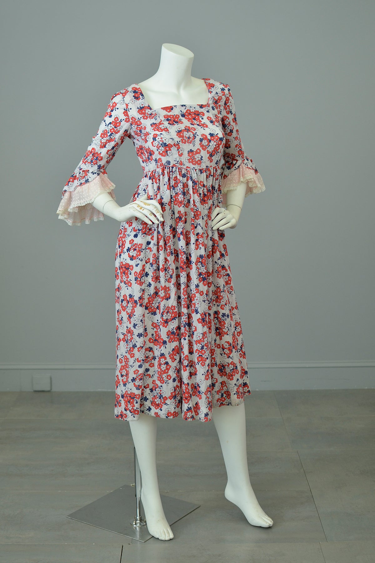 1970s Floral Print Ruffle Sleeves Baby Doll Peasant Dress | VintageVirtuosa 1970s Floral Print Ruffle Sleeves Baby Doll Peasant Dress | VintageVirtuosa