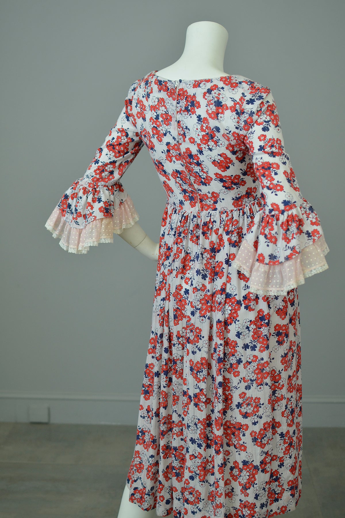 1970s Floral Print Ruffle Sleeves Baby Doll Peasant Dress 1970s Floral Print Ruffle Sleeves Baby Doll Peasant Dress