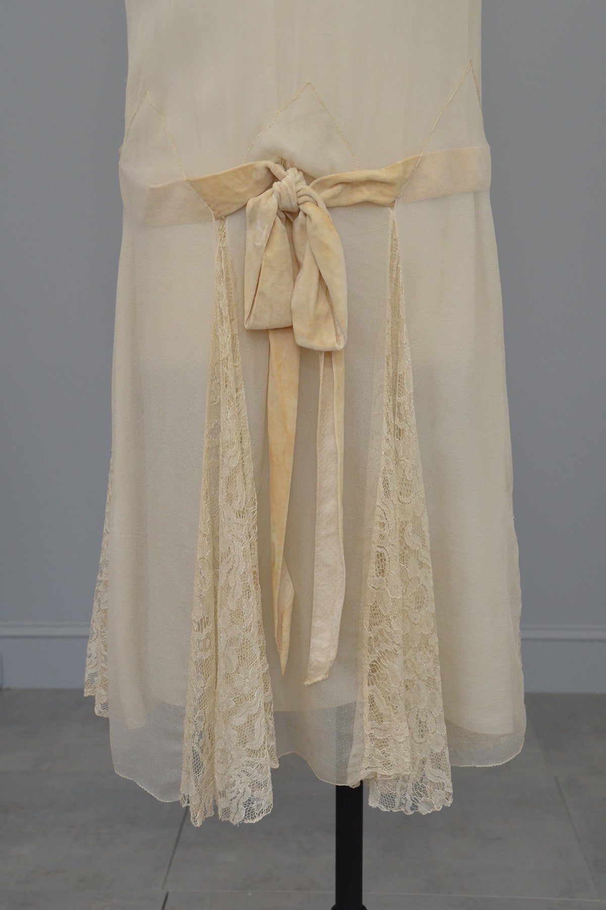 chiffon dress 1920s 1920s Cream Chiffon Lace and Velvet Flapper Dress