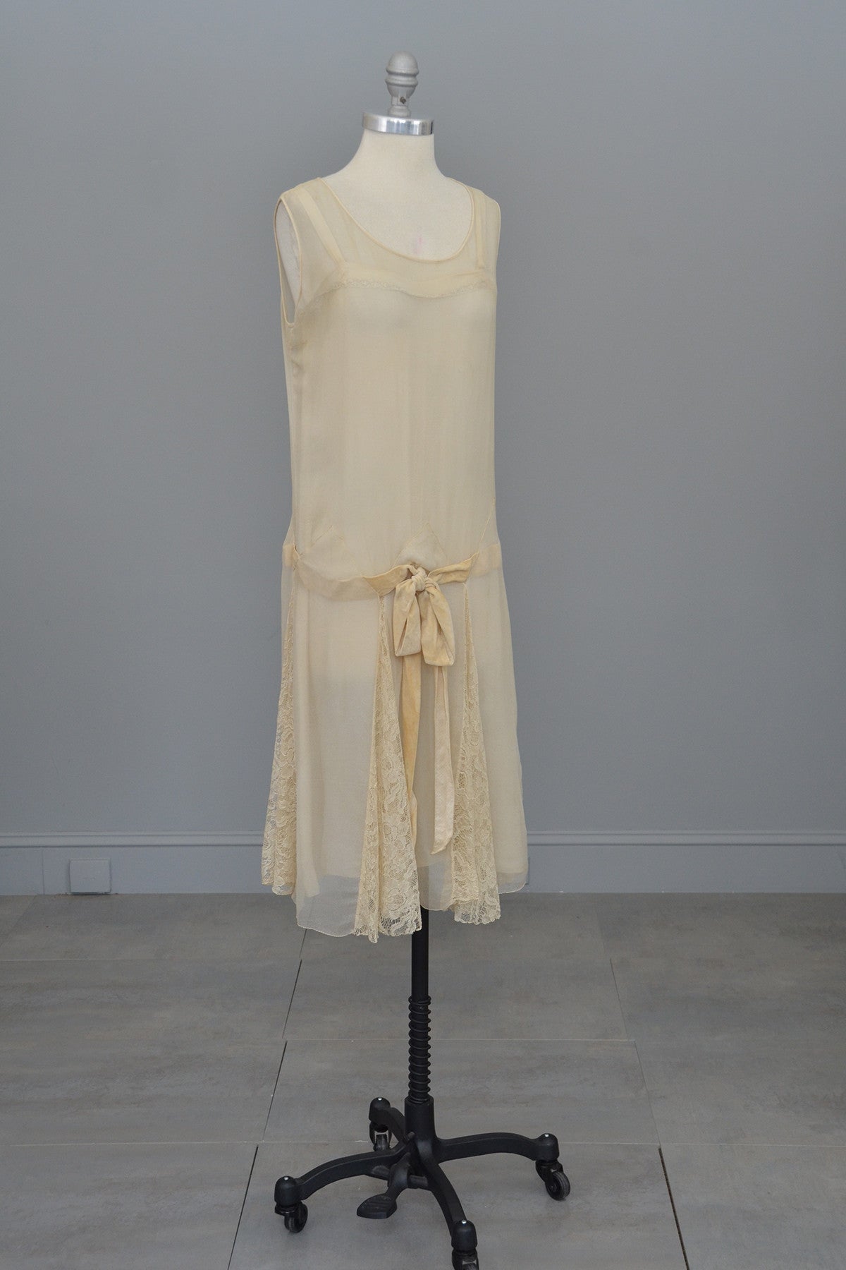 1920s Cream Chiffon Lace and Velvet Flapper Dress | VintageVirtuosa 1920s Cream Chiffon Lace and Velvet Flapper Dress | VintageVirtuosa