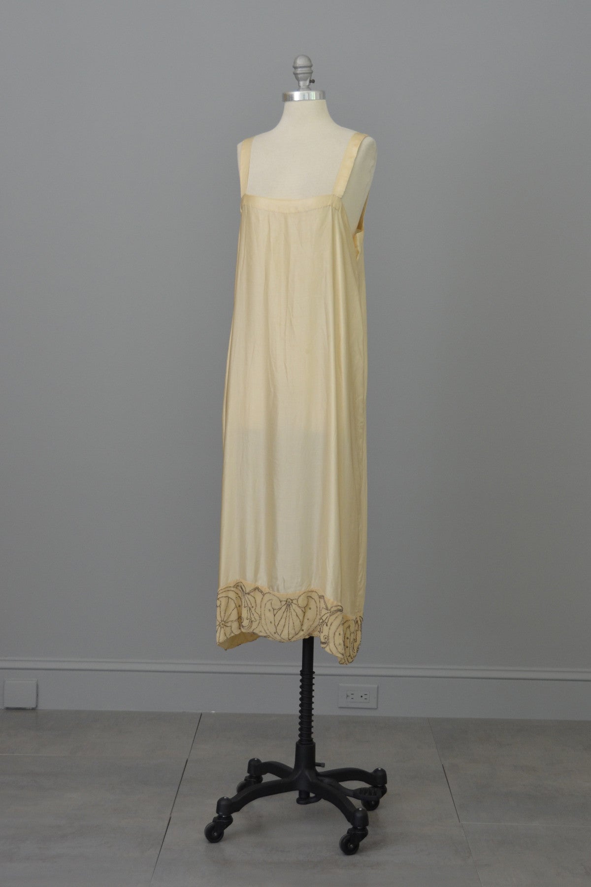 Authentic 1920s Cream Silk Beaded Two Piece Flapper Wedding Dress Tuni | VintageVirtuosa Authentic 1920s Cream Silk Beaded Two Piece Flapper Wedding Dress Tuni | VintageVirtuosa