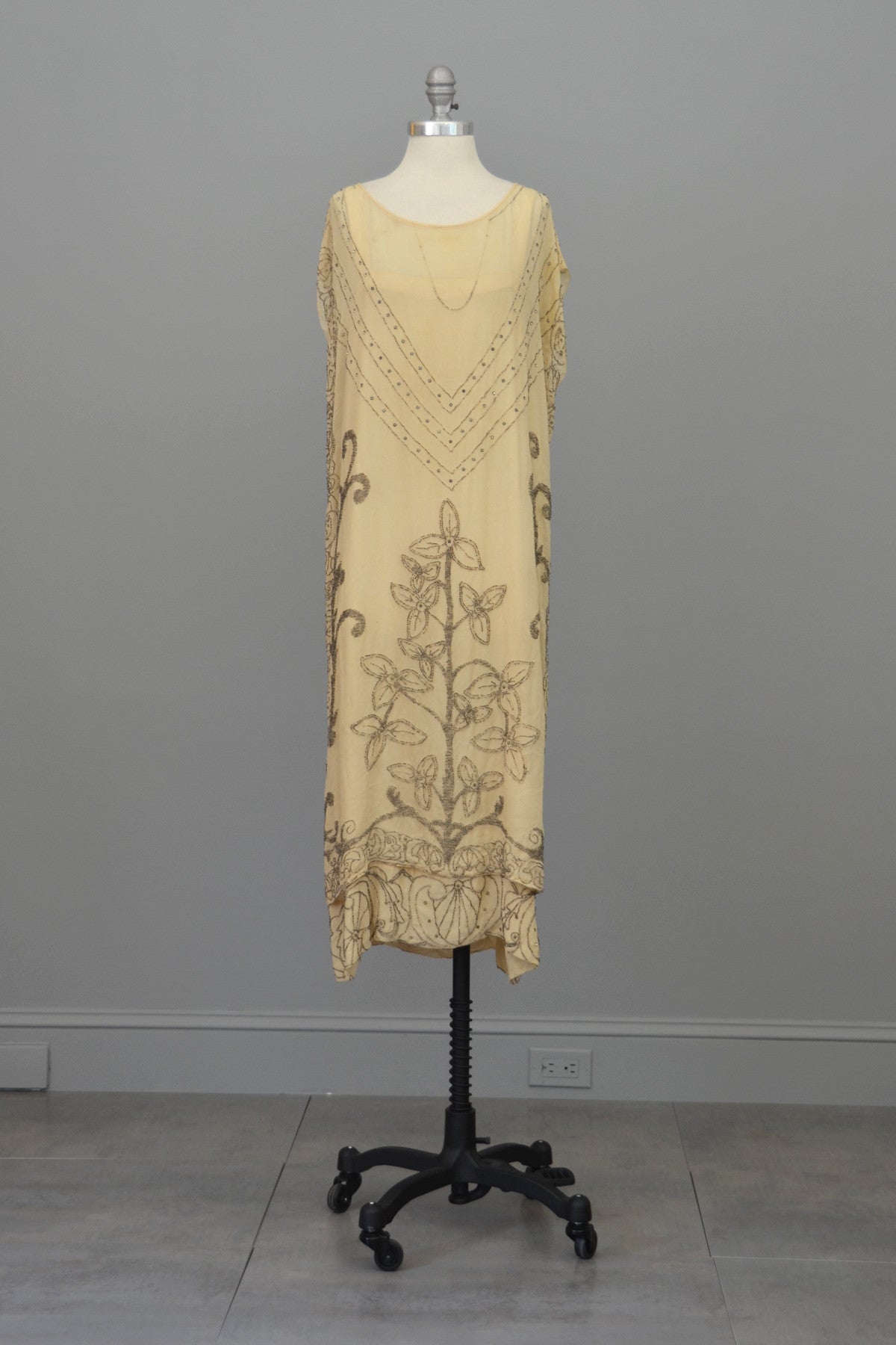 Authentic 1920s Cream Silk Beaded Two Piece Flapper Wedding Dress Tuni | VintageVirtuosa Authentic 1920s Cream Silk Beaded Two Piece Flapper Wedding Dress Tuni | VintageVirtuosa