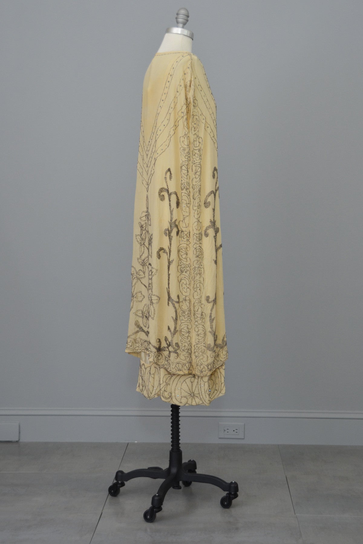 Authentic 1920s Cream Silk Beaded Two Piece Flapper Wedding Dress Tuni | VintageVirtuosa Authentic 1920s Cream Silk Beaded Two Piece Flapper Wedding Dress Tuni | VintageVirtuosa