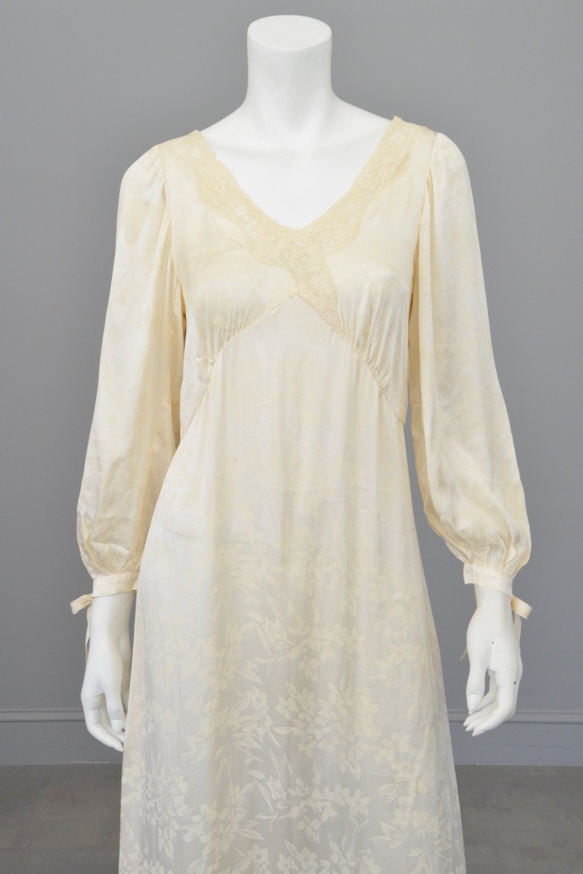 1930s cream jacquard poet sleeve night gown dress, TLC | VintageVirtuosa 1930s cream jacquard poet sleeve night gown dress, TLC | VintageVirtuosa