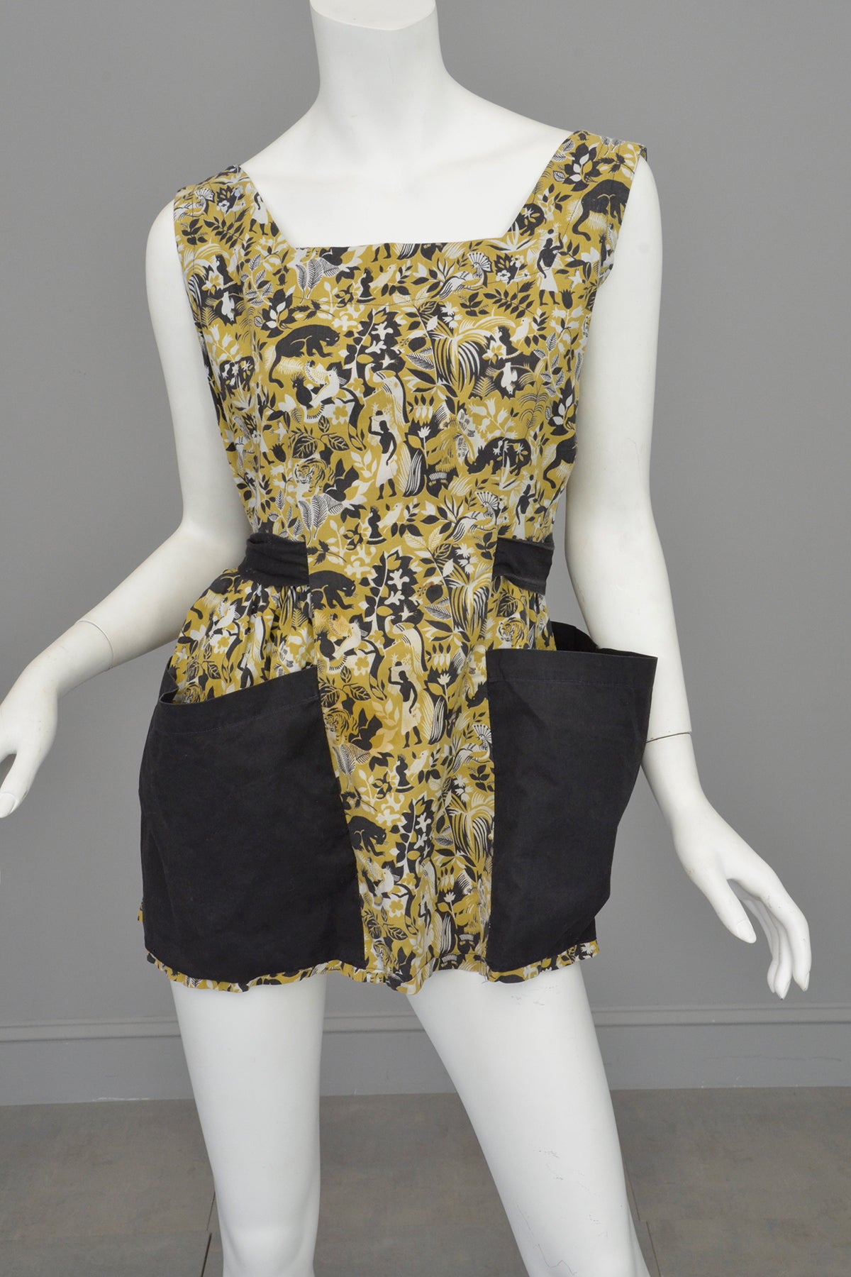1940s Egyptian Revival Novelty Print Smock with Huge Patch Pockets