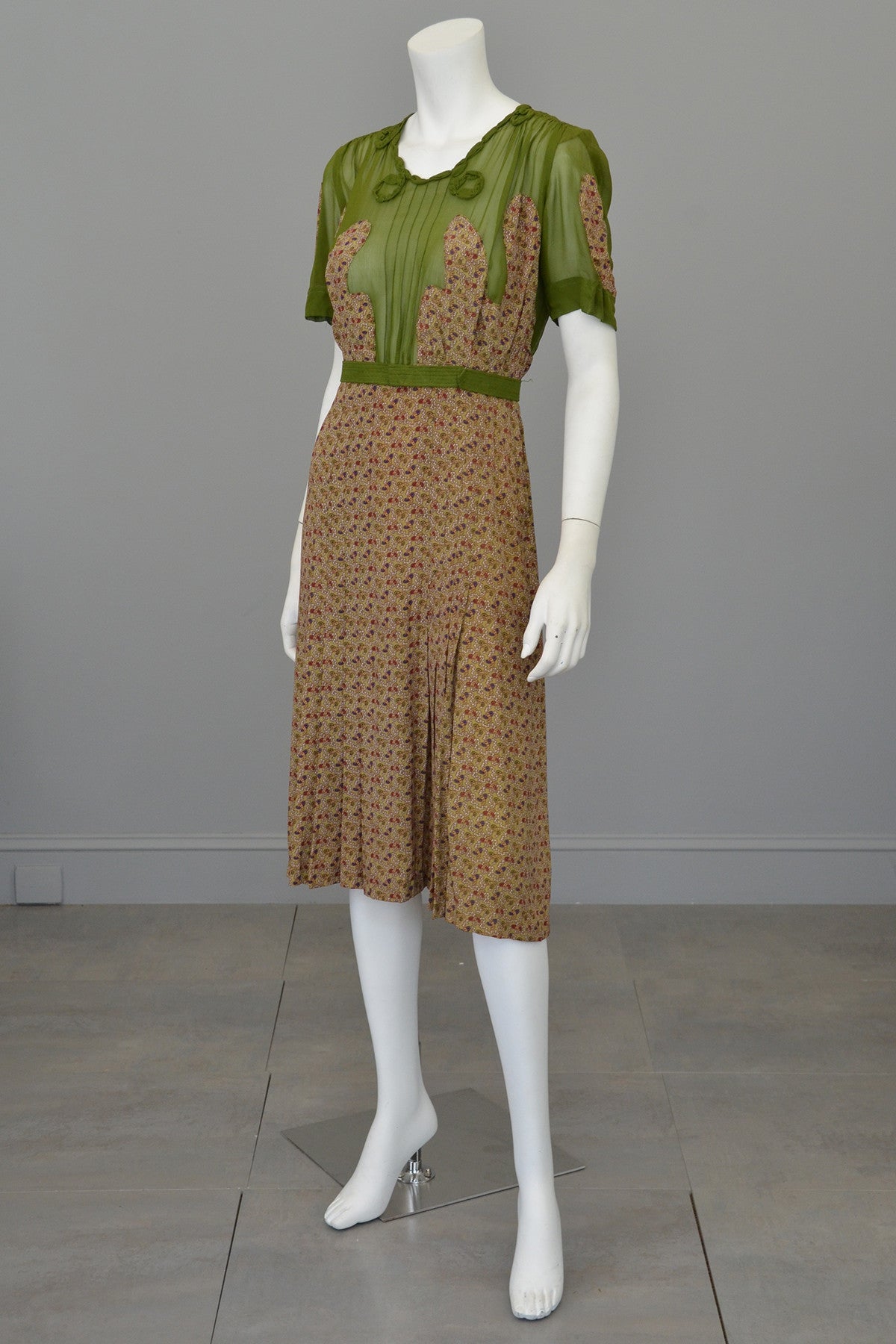 1930s Novelty Print Olive Green Chiffon Appliqu Dress | VintageVirtuosa 1930s Novelty Print Olive Green Chiffon Appliqu Dress | VintageVirtuosa
