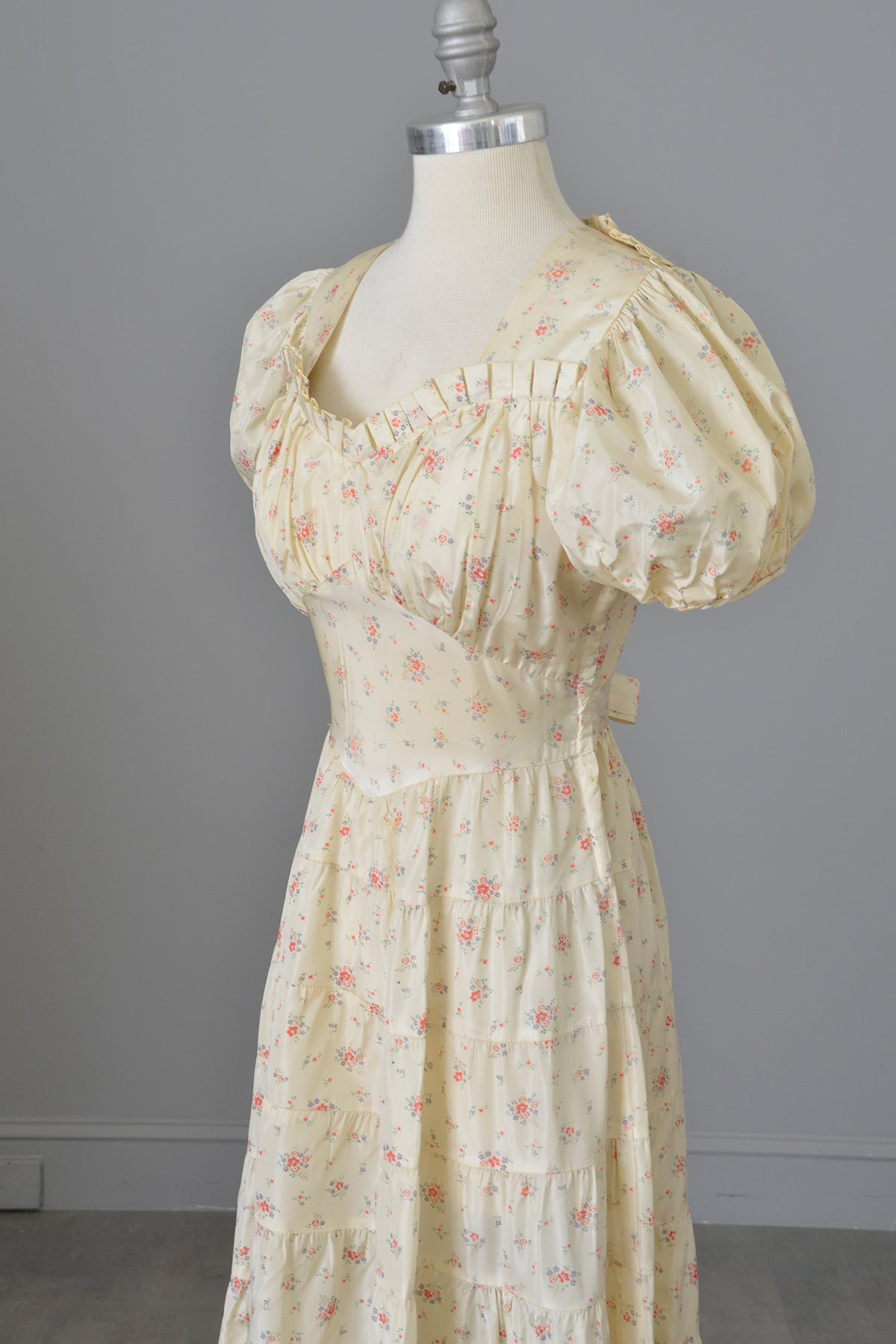 1930's Peasant Dress Tiny Flowers, Puff Sleeves, Full Tiered Skirt | C 1930's Peasant Dress Tiny Flowers, Puff Sleeves, Full Tiered Skirt | C