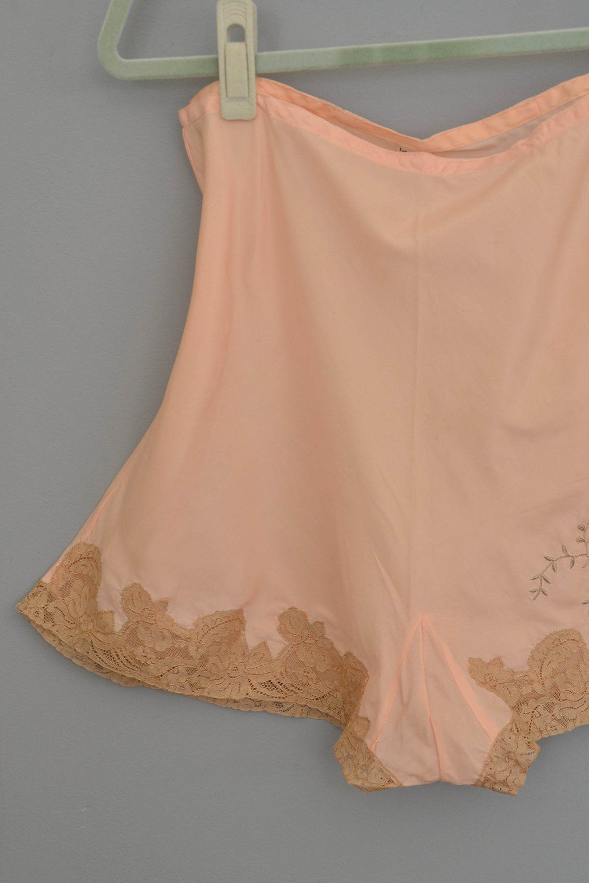 1930s 40s Peach Crepe Embroidered Lace Appliqué Pin Up Tap Pants