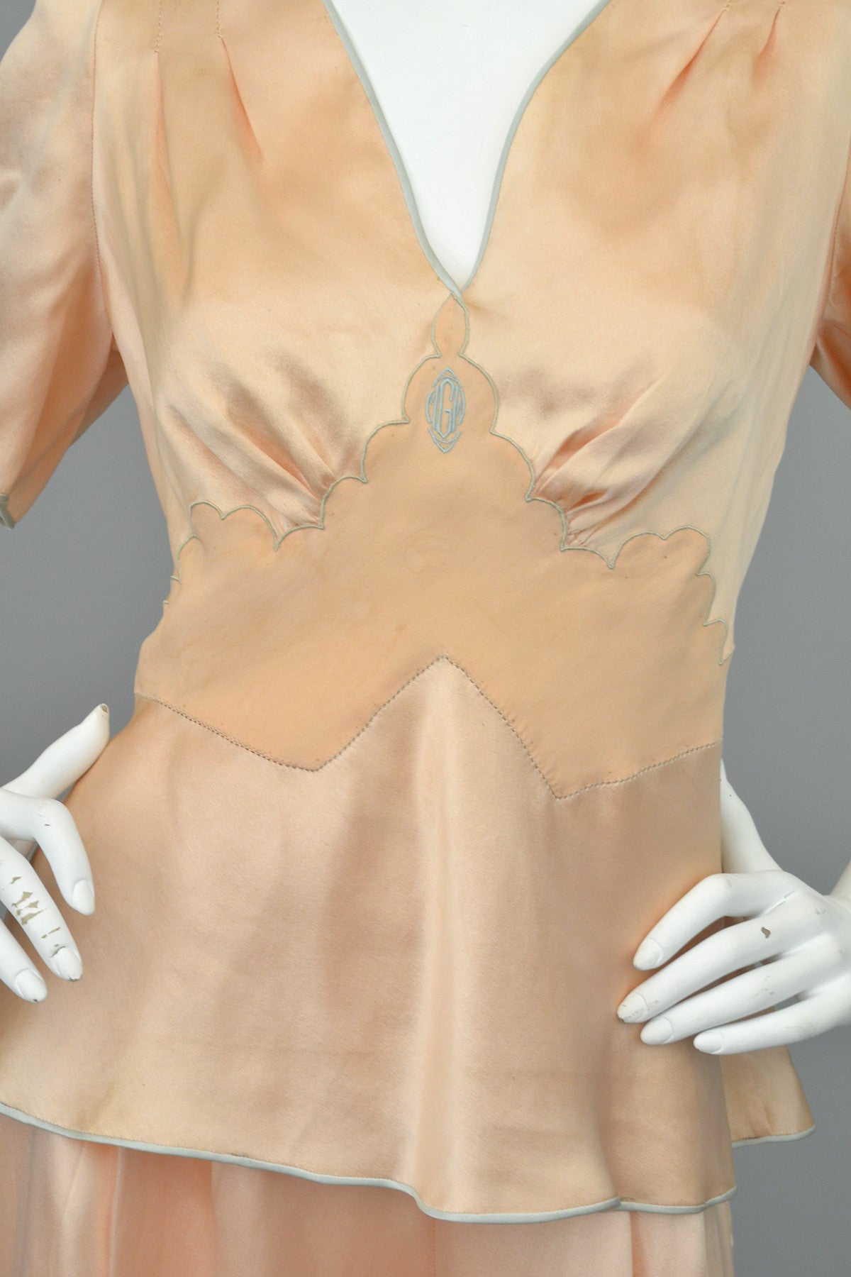 1930s Peach Silk Satin Aqua Piping Keyhole Back Pajamas Loungewear, Size Large