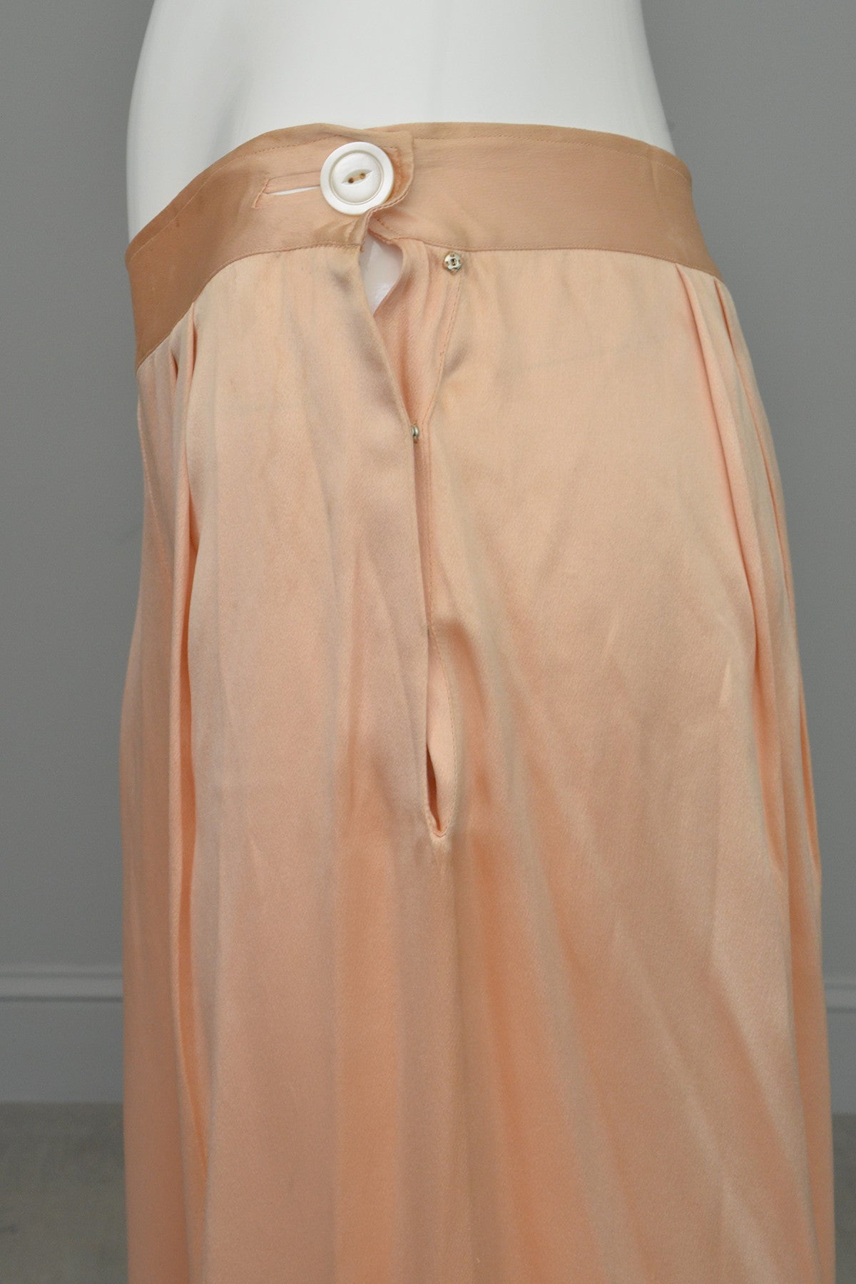 1930s Peach Silk Satin Aqua Piping Keyhole Back Pajamas Loungewear, Size Large