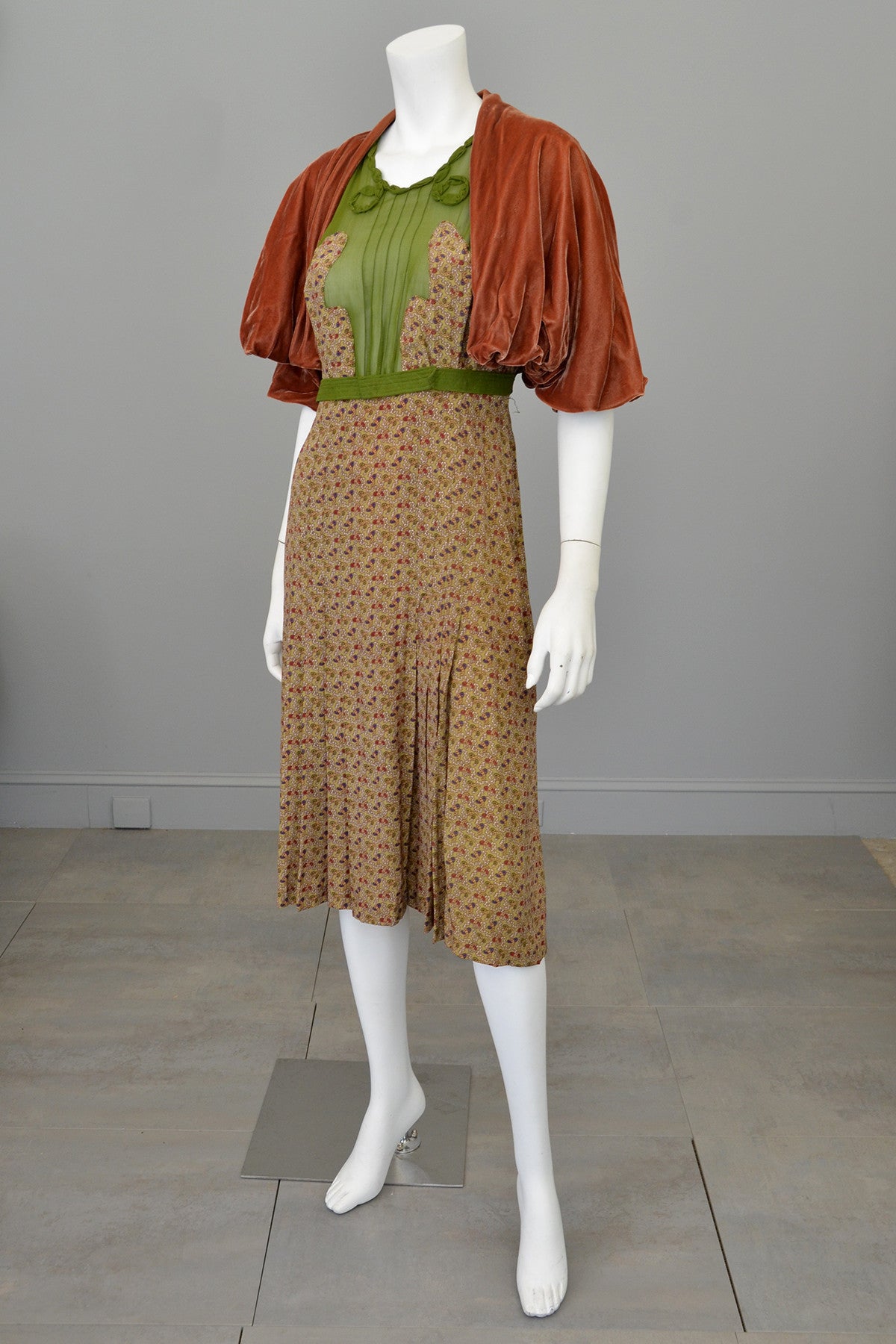 1930s Novelty Print Olive Green Chiffon Appliqu Dress | VintageVirtuosa 1930s Novelty Print Olive Green Chiffon Appliqu Dress | VintageVirtuosa