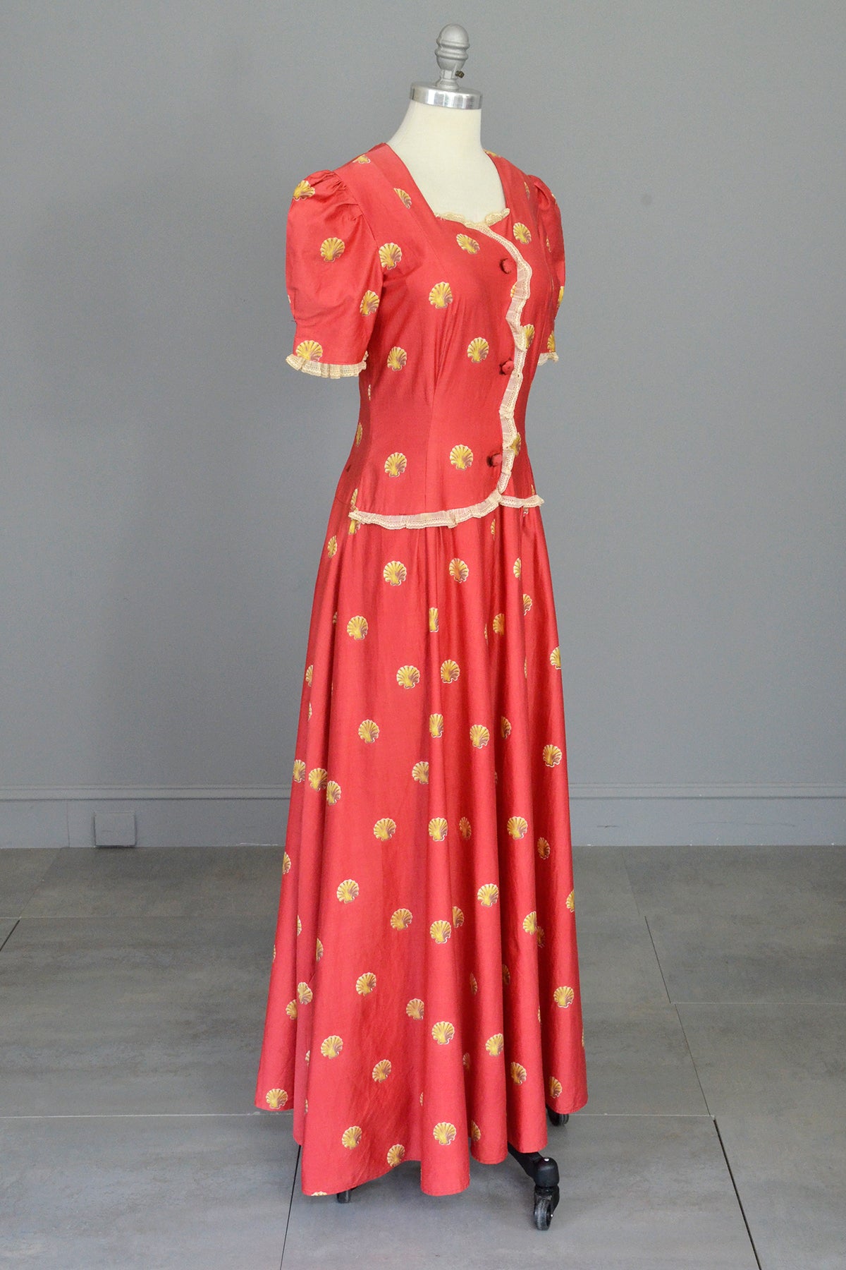 1930s Seashell Novelty Print Puff Sleeve Peasant Folk Dress Gown | VintageVirtuosa 1930s Seashell Novelty Print Puff Sleeve Peasant Folk Dress Gown | VintageVirtuosa