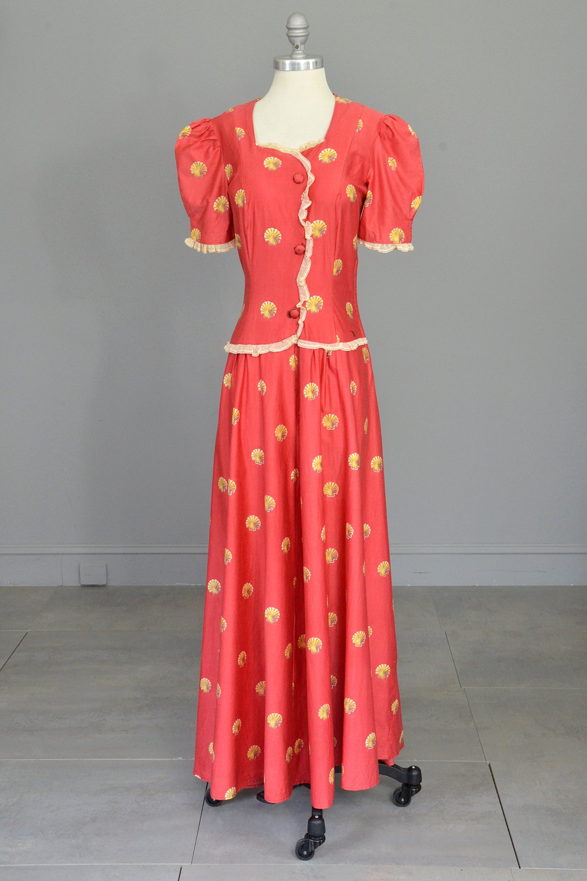 1930s Seashell Novelty Print Puff Sleeve Peasant Folk Dress Gown | VintageVirtuosa 1930s Seashell Novelty Print Puff Sleeve Peasant Folk Dress Gown | VintageVirtuosa