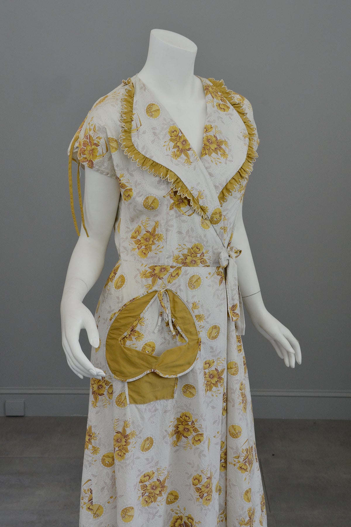 1930s 40s Novelty Print Cotton Wrap Dress, Housecoat, Robe