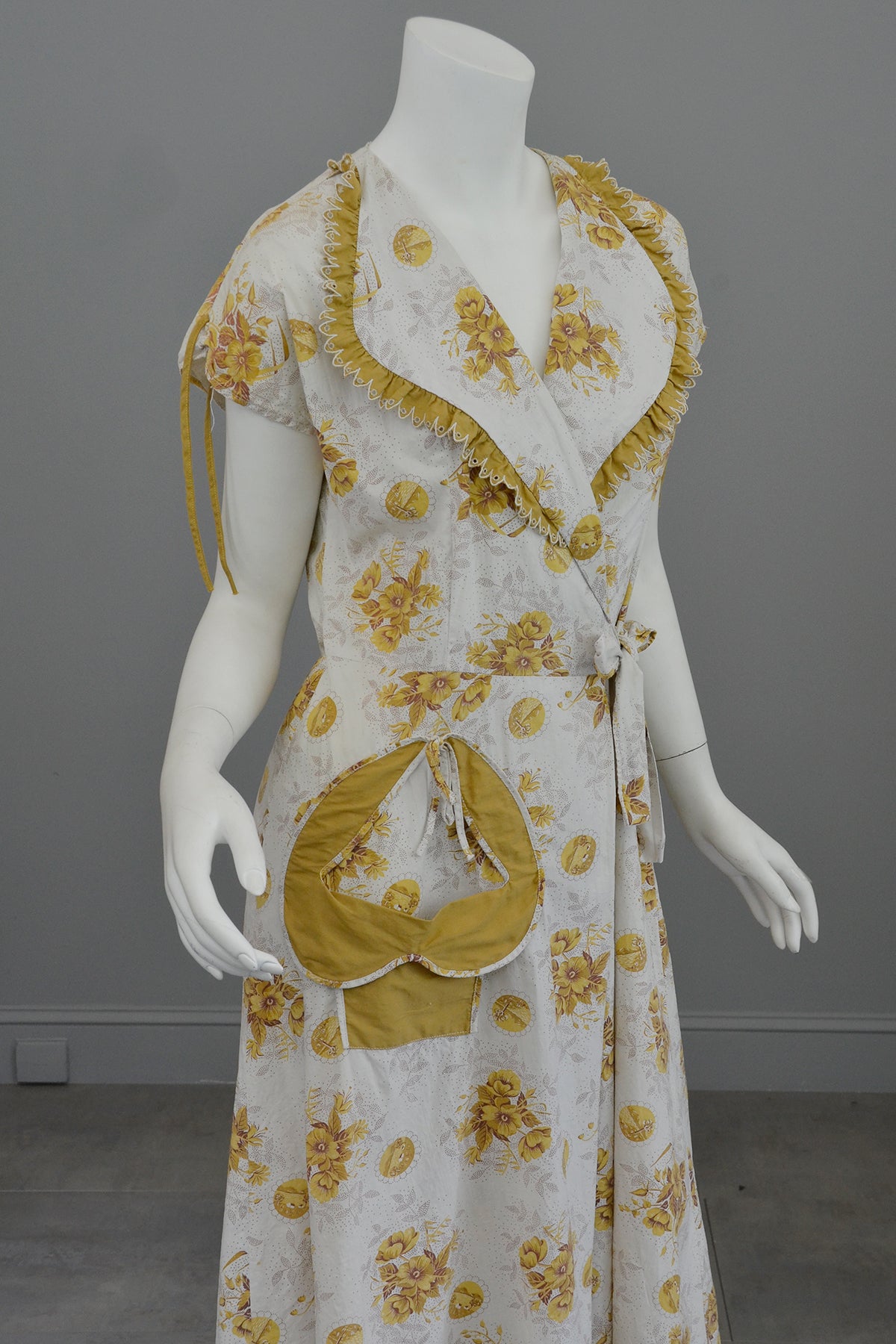 1930s 40s Novelty Print Cotton Wrap Dress, Housecoat, Robe | VintageVirtuosa 1930s 40s Novelty Print Cotton Wrap Dress, Housecoat, Robe | VintageVirtuosa
