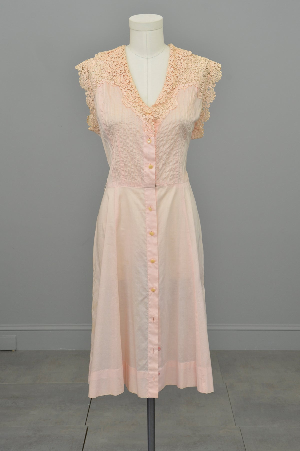 1940s 50s Light Pink Housedress with Crochet detail | 40s Dress | Size | VintageVirtuosa 1940s 50s Light Pink Housedress with Crochet detail | 40s Dress | Size | VintageVirtuosa