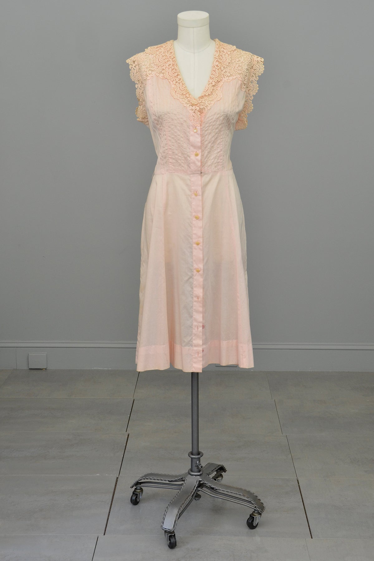 1940s 50s Light Pink Housedress with Crochet detail | 40s Dress | Size | VintageVirtuosa 1940s 50s Light Pink Housedress with Crochet detail | 40s Dress | Size | VintageVirtuosa
