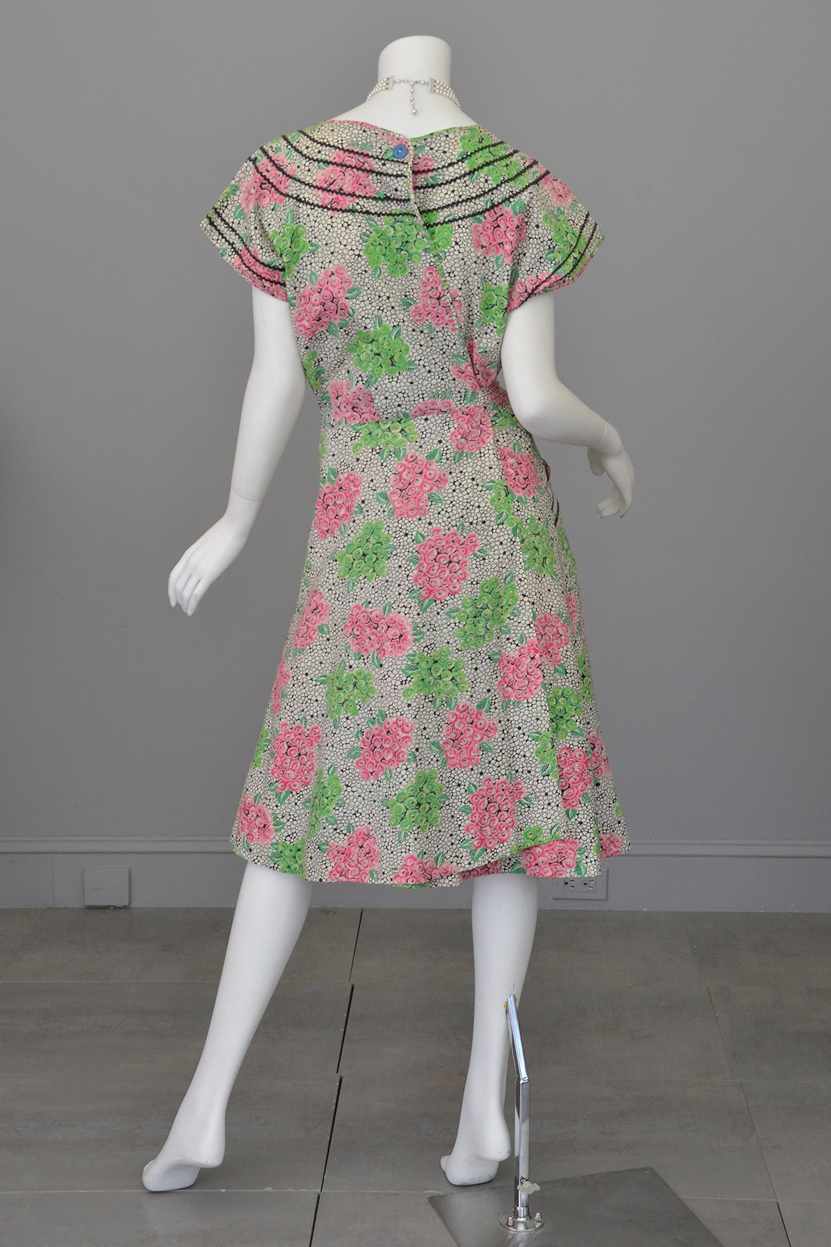 1940s 50s Pink Green Hydrangea Print Wrap House Dress | VintageVirtuosa 1940s 50s Pink Green Hydrangea Print Wrap House Dress | VintageVirtuosa