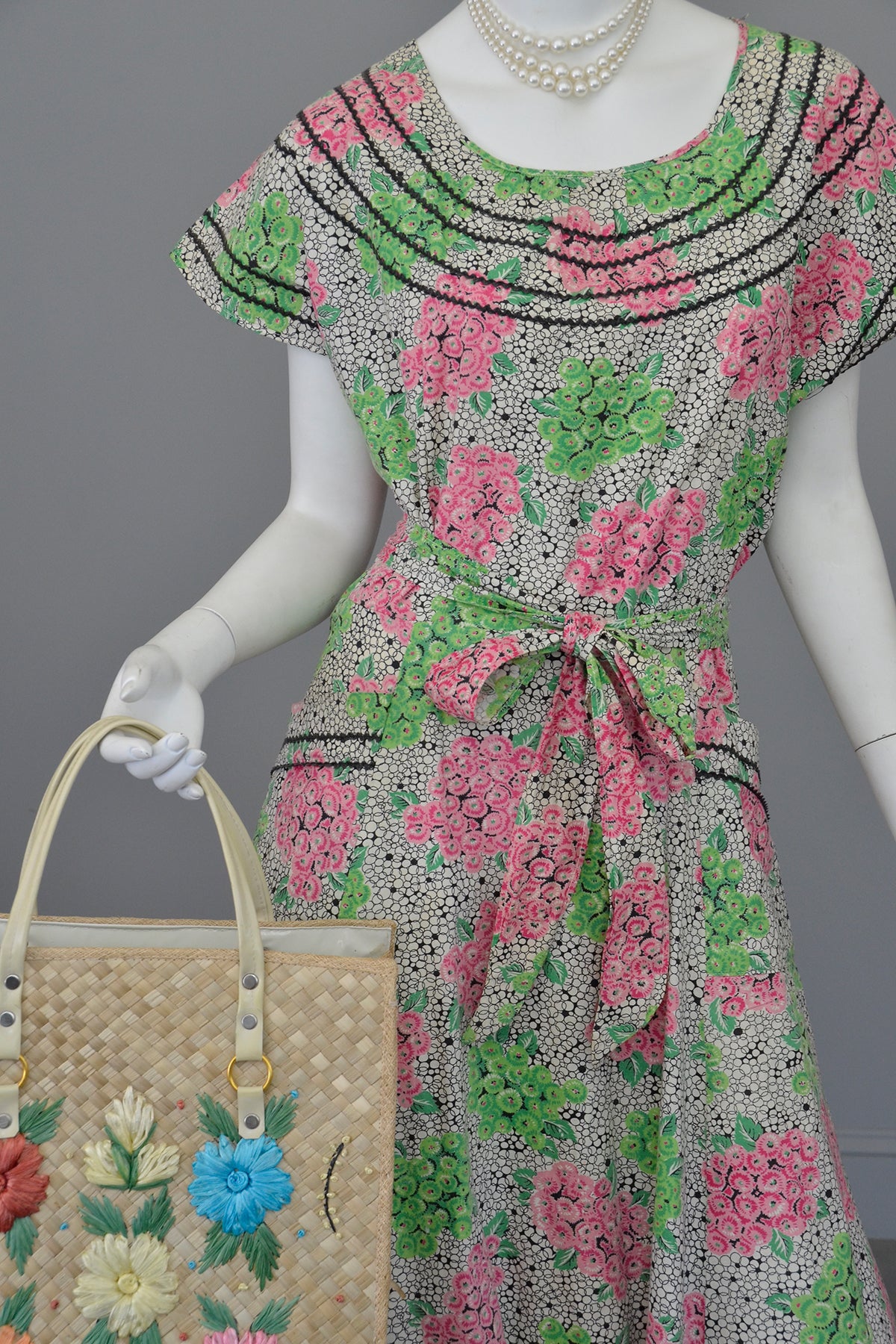 1940s 50s Pink Green Hydrangea Print Wrap House Dress | VintageVirtuosa 1940s 50s Pink Green Hydrangea Print Wrap House Dress | VintageVirtuosa