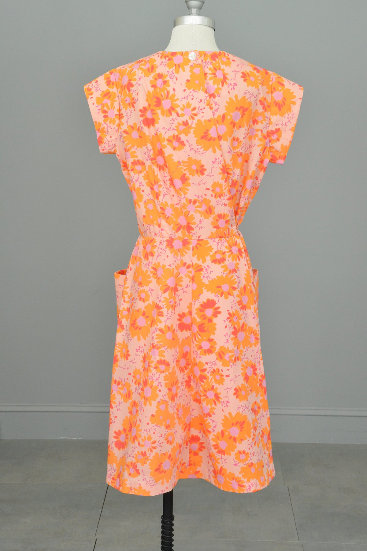 1950s 60s Pink Orange Floral Print Pockets Wrap House Dress | VintageVirtuosa 1950s 60s Pink Orange Floral Print Pockets Wrap House Dress | VintageVirtuosa