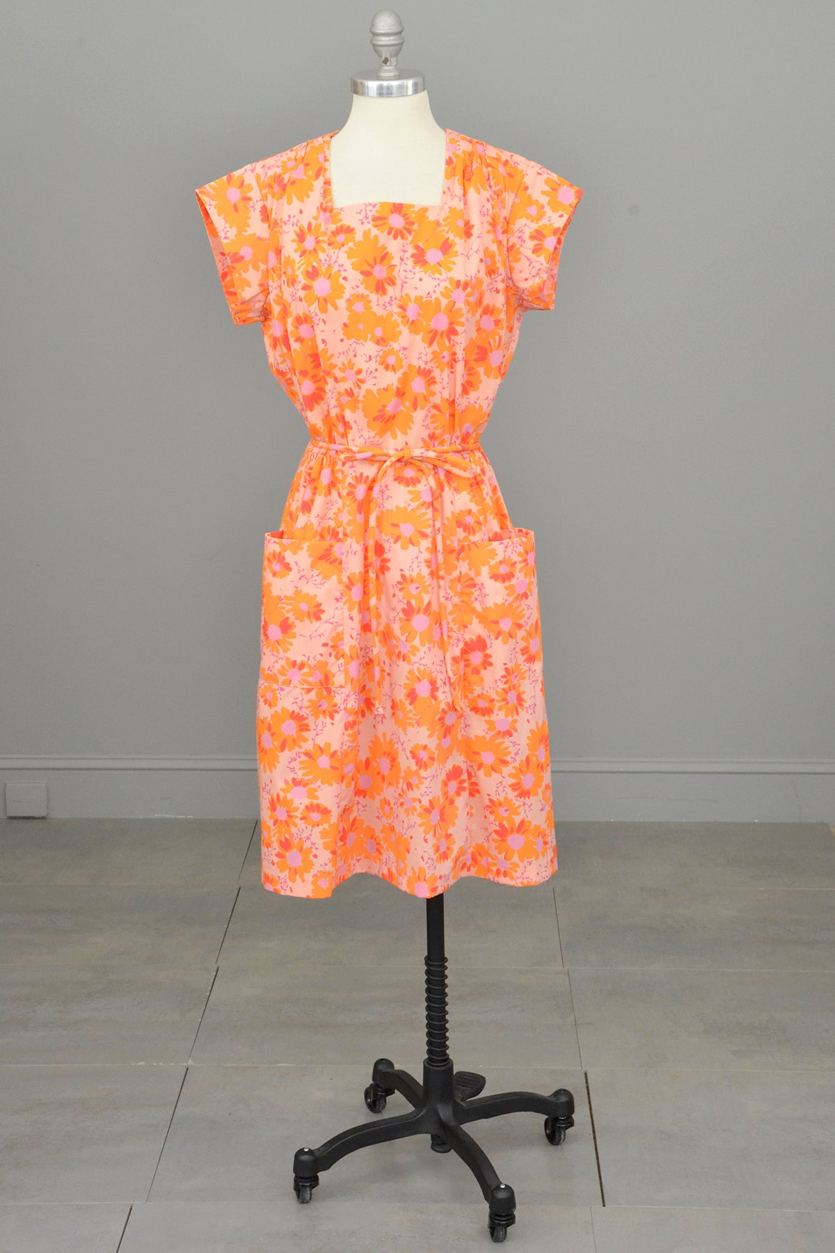 1950s 60s Pink Orange Floral Print Pockets Wrap House Dress | VintageVirtuosa 1950s 60s Pink Orange Floral Print Pockets Wrap House Dress | VintageVirtuosa