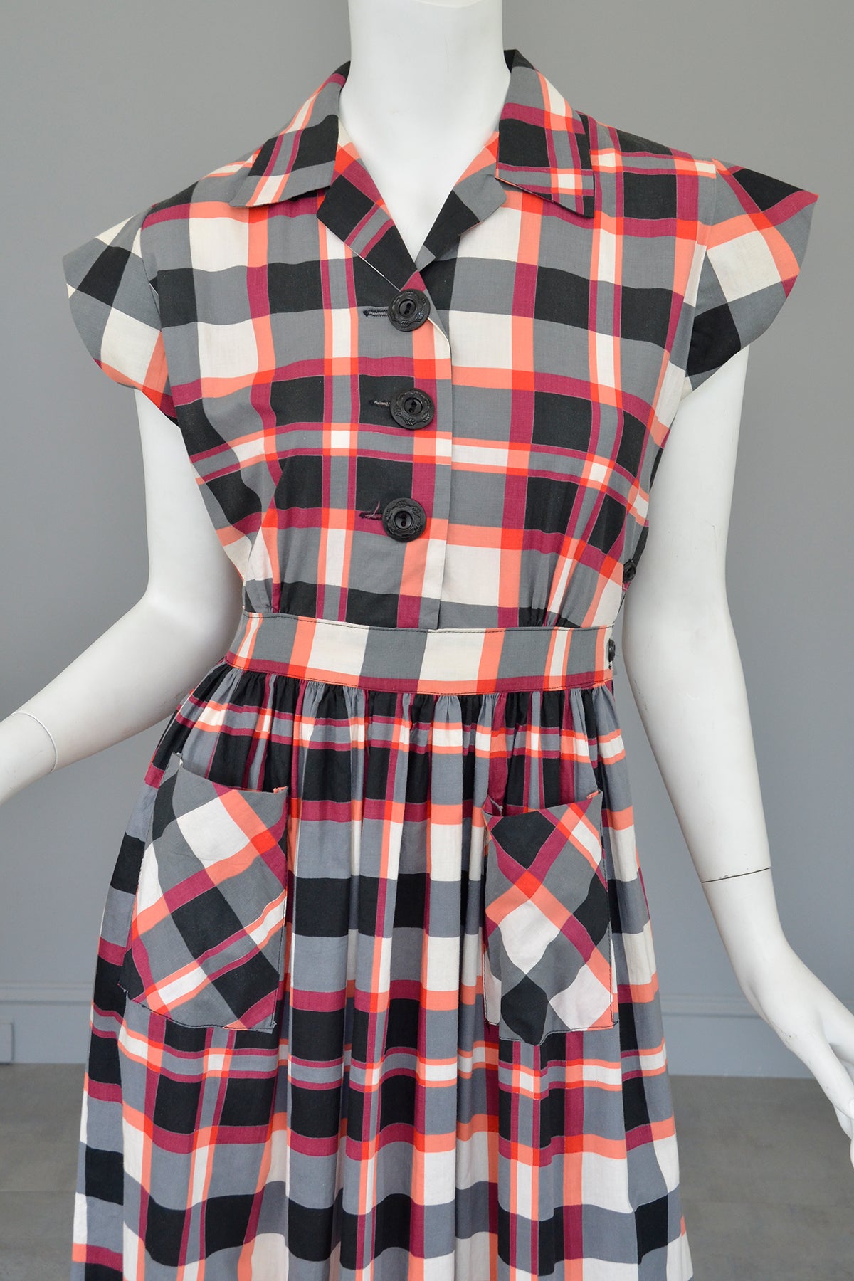 Late 1940s Early 50s Red White Black Plaid Dress Patch Pockets | VintageVirtuosa Late 1940s Early 50s Red White Black Plaid Dress Patch Pockets | VintageVirtuosa