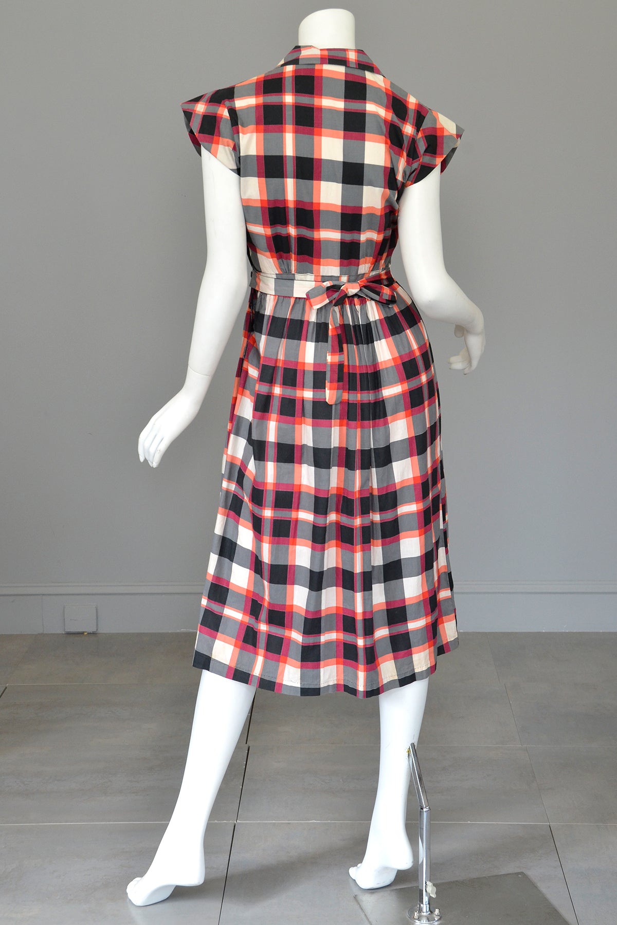 Late 1940s Early 50s Red White Black Plaid Dress Patch Pockets | VintageVirtuosa Late 1940s Early 50s Red White Black Plaid Dress Patch Pockets | VintageVirtuosa