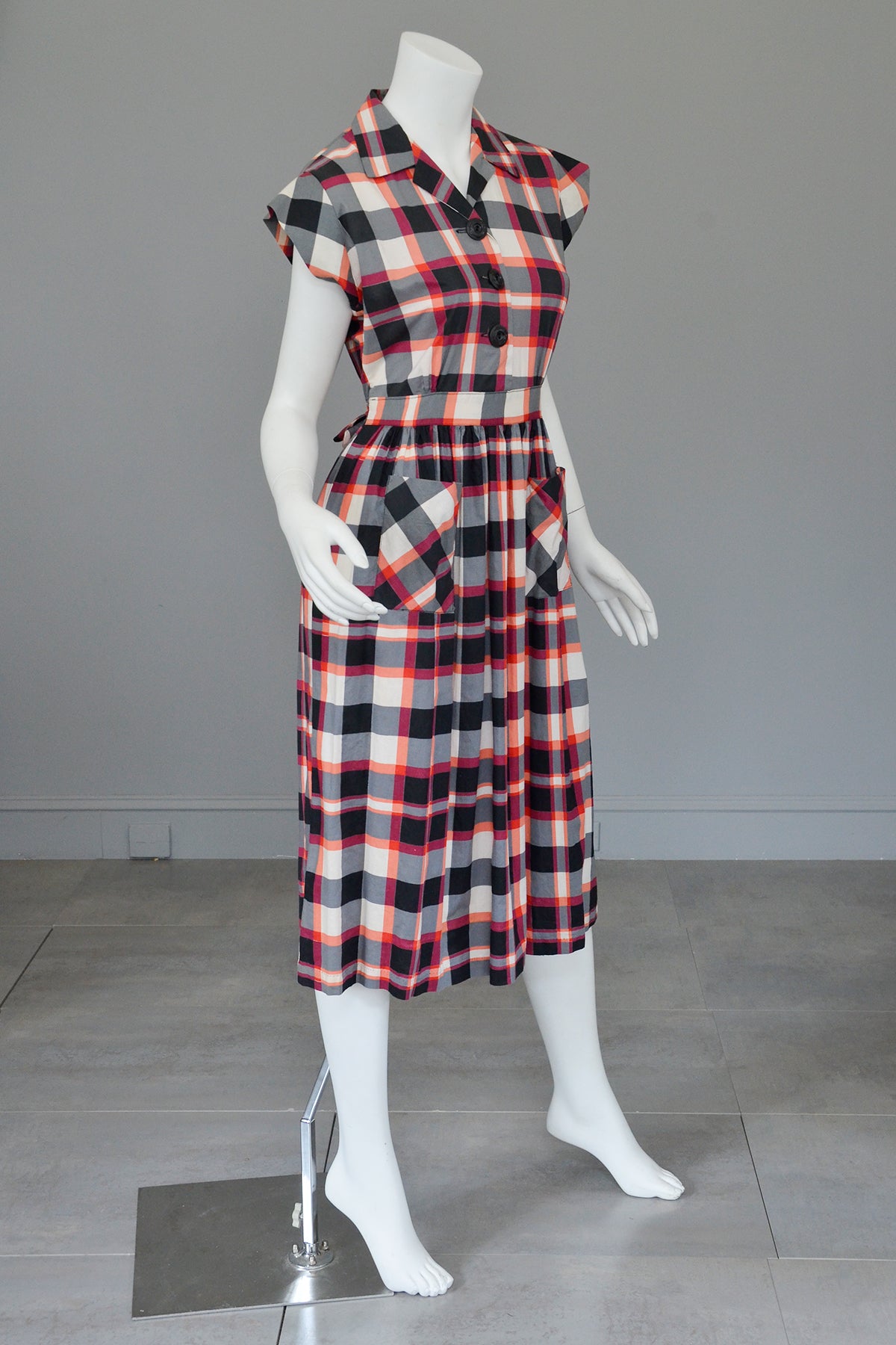 Late 1940s Early 50s Red White Black Plaid Dress Patch Pockets | VintageVirtuosa Late 1940s Early 50s Red White Black Plaid Dress Patch Pockets | VintageVirtuosa