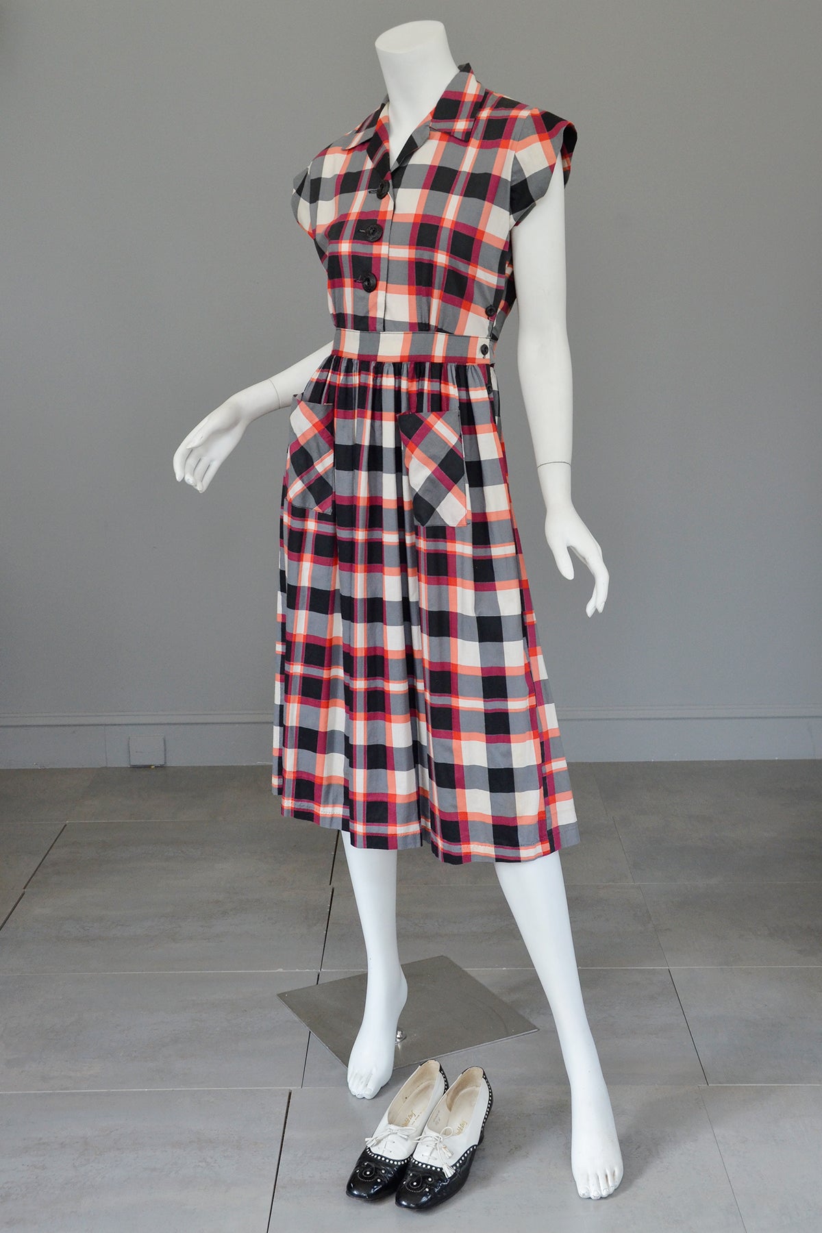 Late 1940s Early 50s Red White Black Plaid Dress Patch Pockets | VintageVirtuosa Late 1940s Early 50s Red White Black Plaid Dress Patch Pockets | VintageVirtuosa