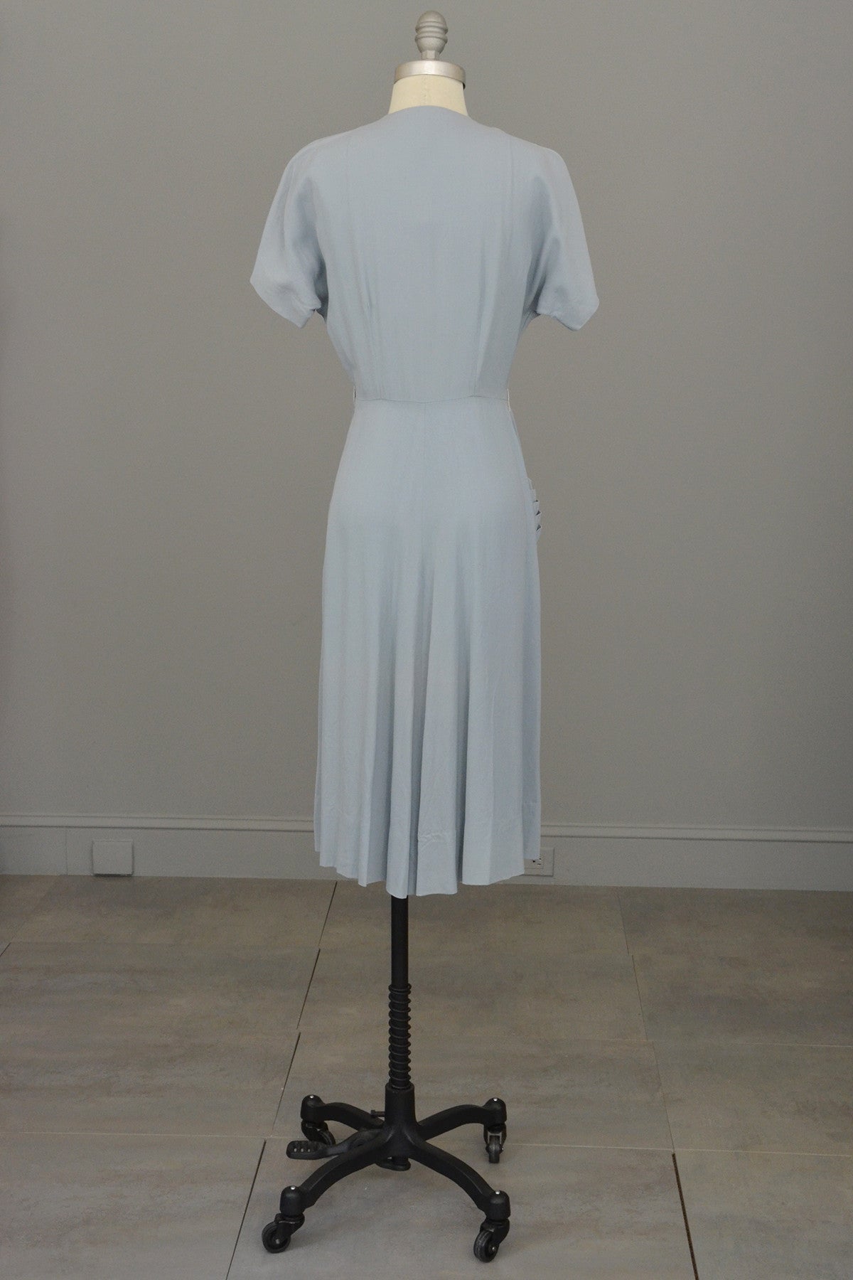 1940s Powder Blue Vintage Dress with Lucite Buttons and Pleated Pocket | VintageVirtuosa 1940s Powder Blue Vintage Dress with Lucite Buttons and Pleated Pocket | VintageVirtuosa