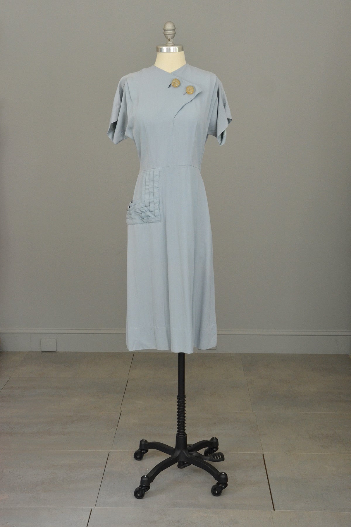 1940s Powder Blue Vintage Dress with Lucite Buttons and Pleated Pocket | VintageVirtuosa 1940s Powder Blue Vintage Dress with Lucite Buttons and Pleated Pocket | VintageVirtuosa