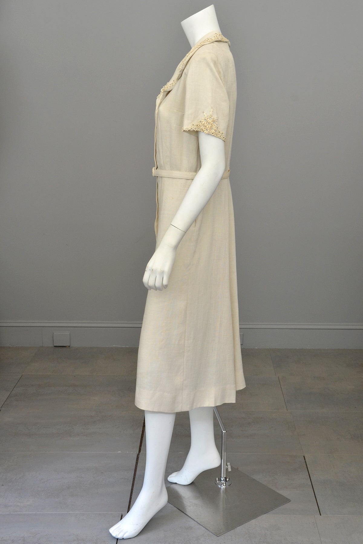 1940s Taupe Linen Dress with Florettes | Size L | VintageVirtuosa 1940s Taupe Linen Dress with Florettes | Size L | VintageVirtuosa