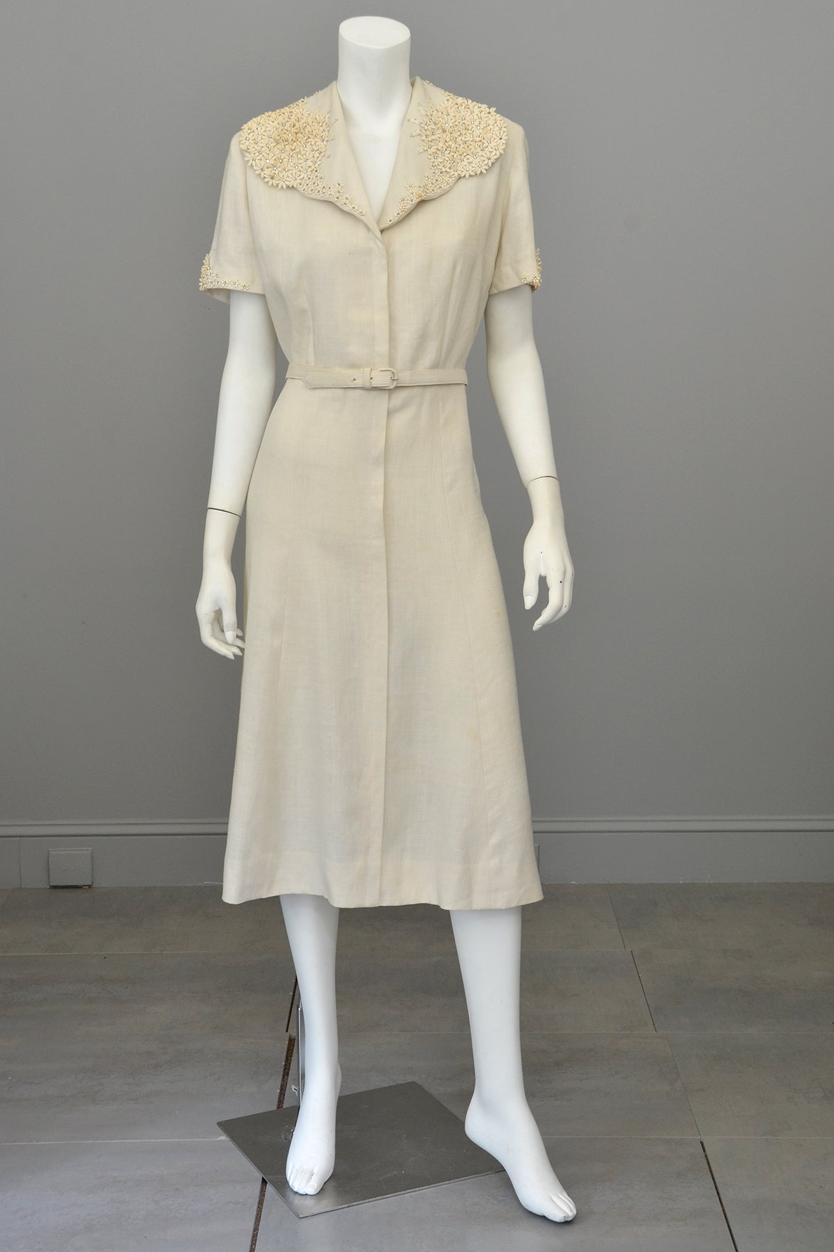 1940s Taupe Linen Dress with Florettes | Size L