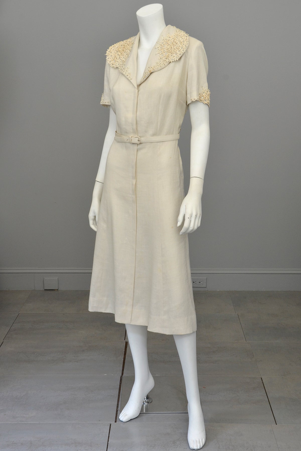 1940s Taupe Linen Dress with Florettes | Size L | VintageVirtuosa