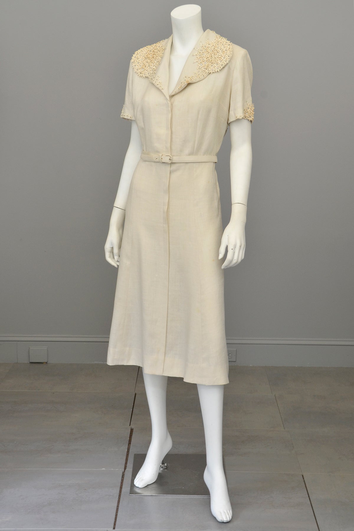 1940s Taupe Linen Dress with Florettes | Size L | VintageVirtuosa