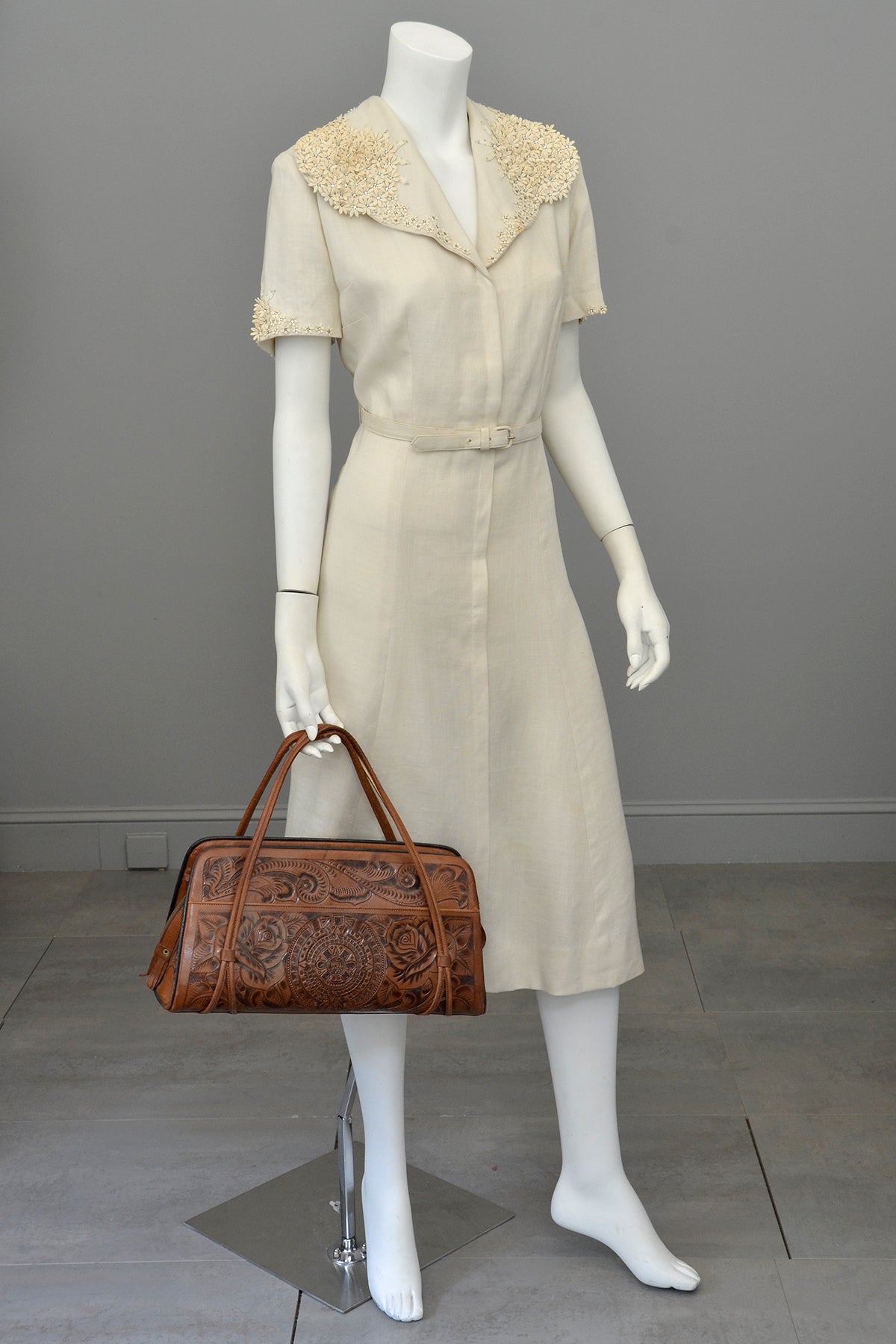 1940s Taupe Linen Dress with Florettes | Size L | VintageVirtuosa 1940s Taupe Linen Dress with Florettes | Size L | VintageVirtuosa