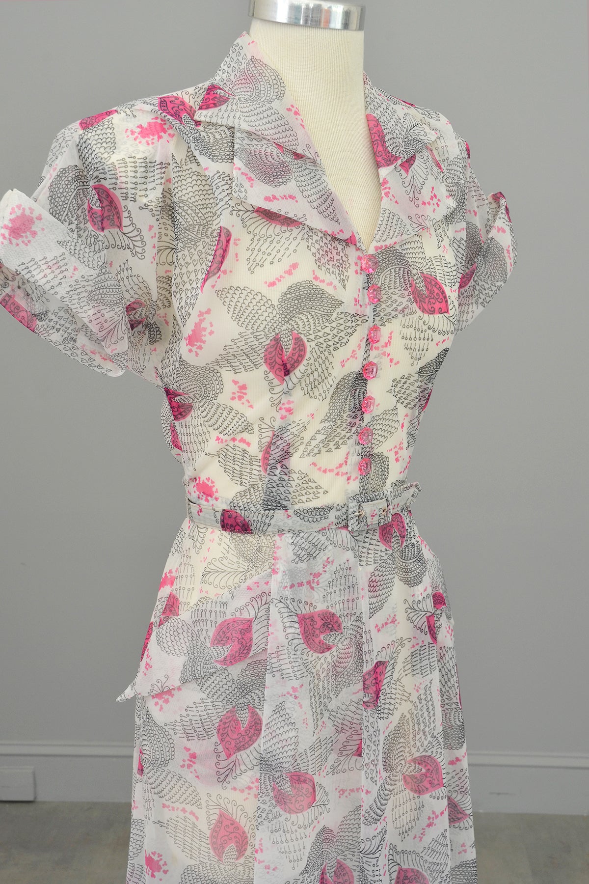 1940s Hot Pink Retro Novelty Print Dress w Pockets + Double Collar | VintageVirtuosa 1940s Hot Pink Retro Novelty Print Dress w Pockets + Double Collar | VintageVirtuosa