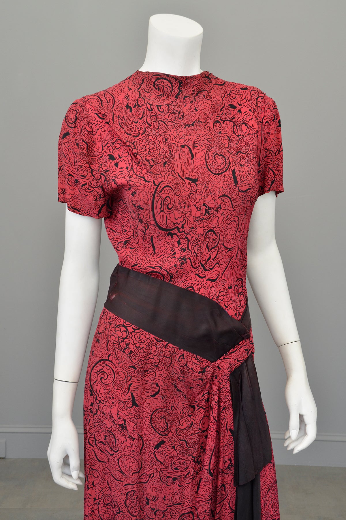 1940s Novelty Print Egyptian Revival Dress Red Black TLC
