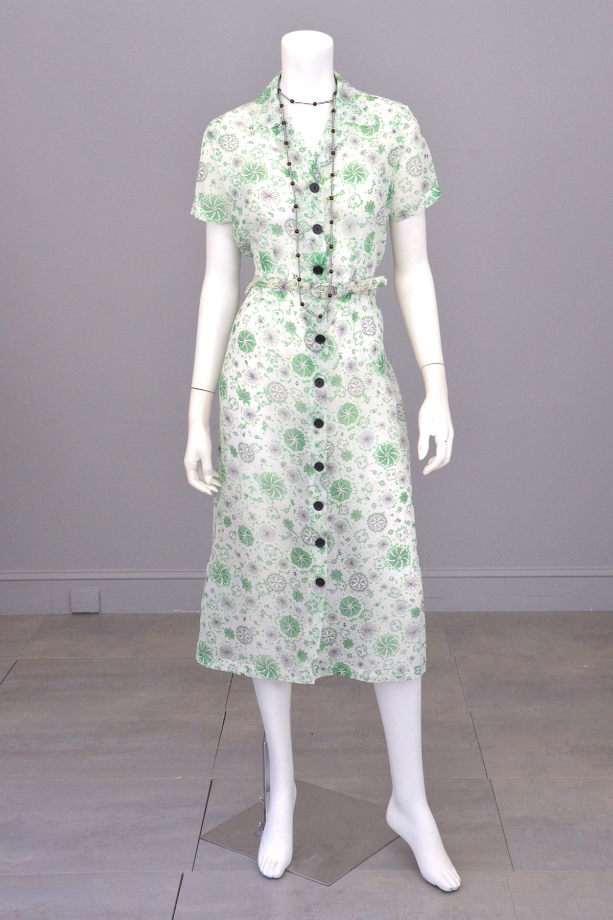 1940s White Sheer 'Seersucker' Spider Web Atomic Print Dress | 1940s D | VintageVirtuosa 1940s White Sheer 'Seersucker' Spider Web Atomic Print Dress | 1940s D | VintageVirtuosa