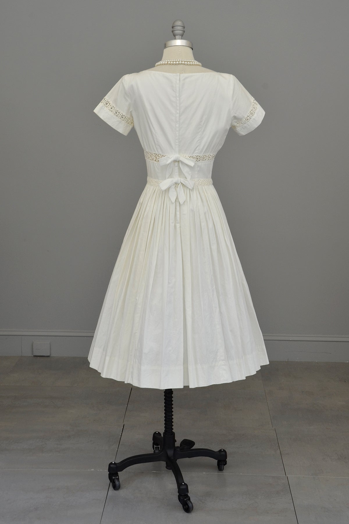 1950s white dress Vintage A-line Lace Wedding Dresses alinanova Bum 43 (109cm) Size 14 Lowkey obsessed with these 1950s