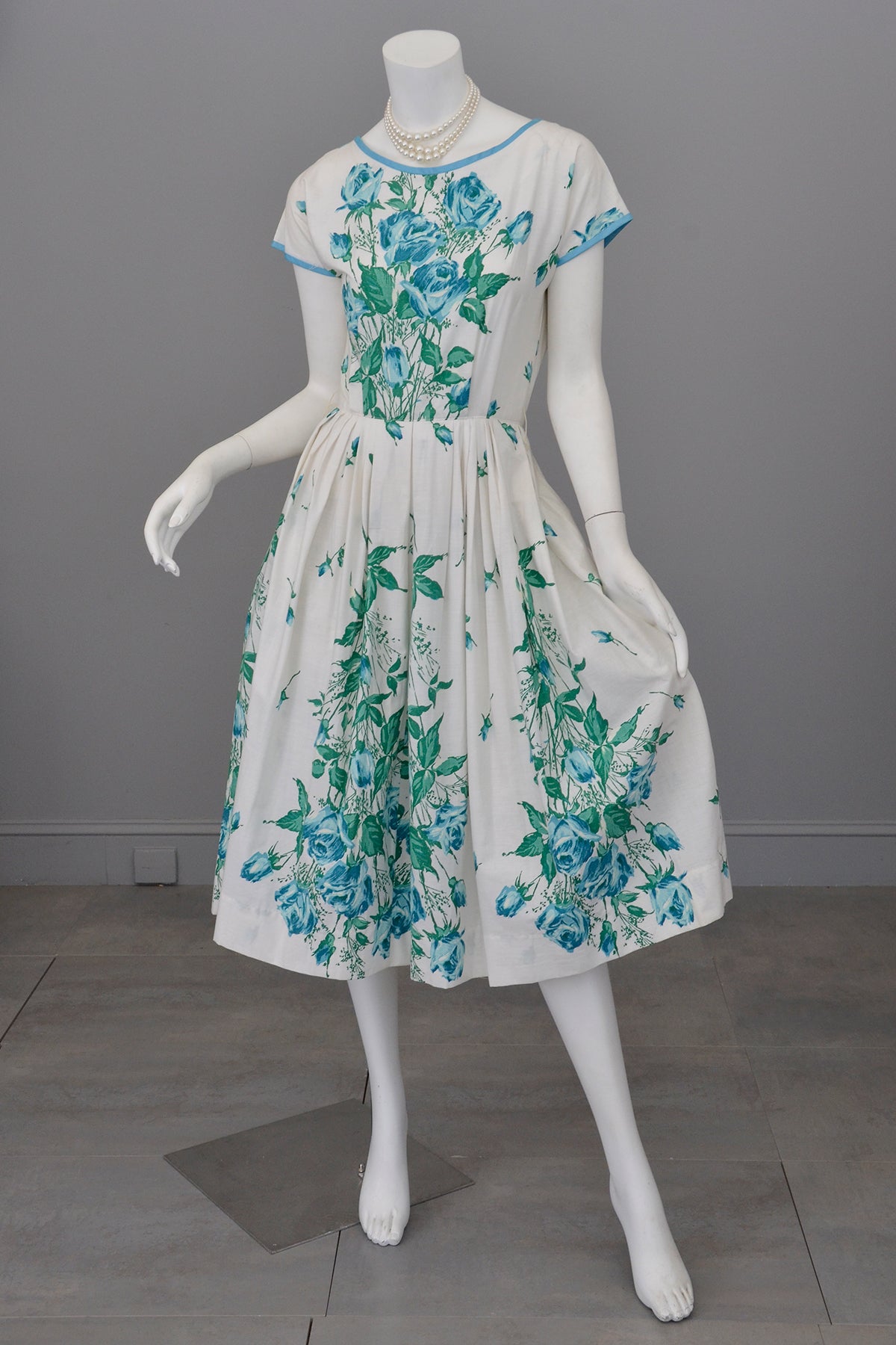 1950s Novelty Print Blue Roses on White 50s Dress