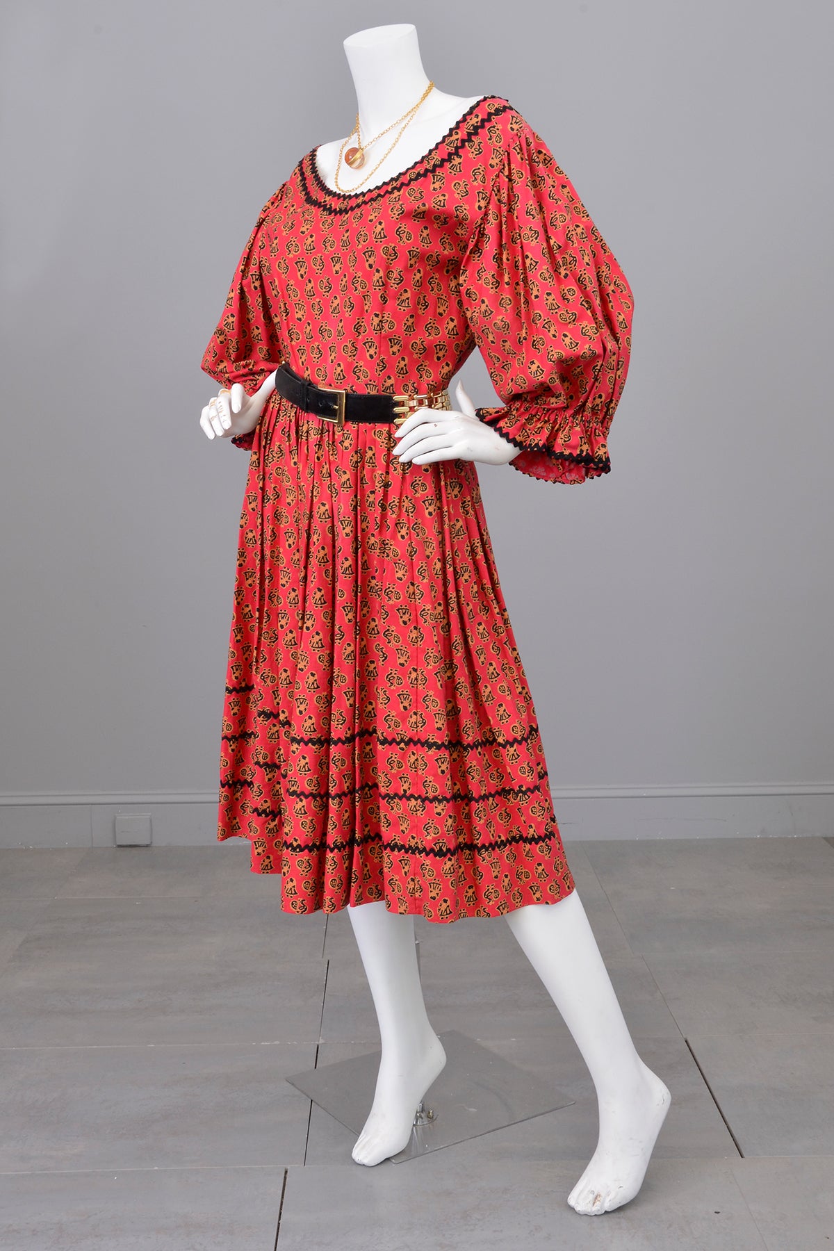 1950s Folklore Peasant Dress with Huge Poet Sleeves and Figural Novelty Print | Vintage Festival Folk Dress