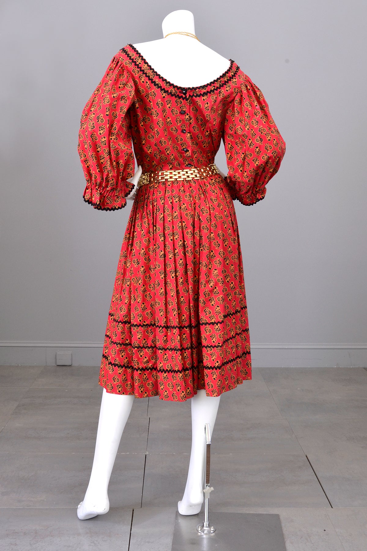 1950s Folklore Peasant Dress with Huge Poet Sleeves and Figural Novelt | VintageVirtuosa 1950s Folklore Peasant Dress with Huge Poet Sleeves and Figural Novelt | VintageVirtuosa